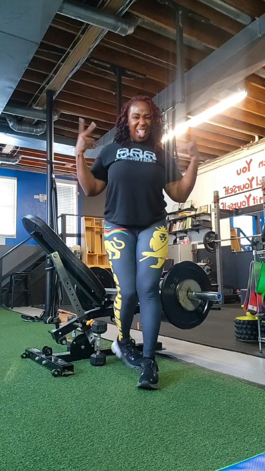 Bodies in motion!💪💪🏼💪🏽💪🏾 #prettybeastmodefitness #buildingbetterbodies #personaltraining #femaleentrepreneur #dogtherapy 🐕