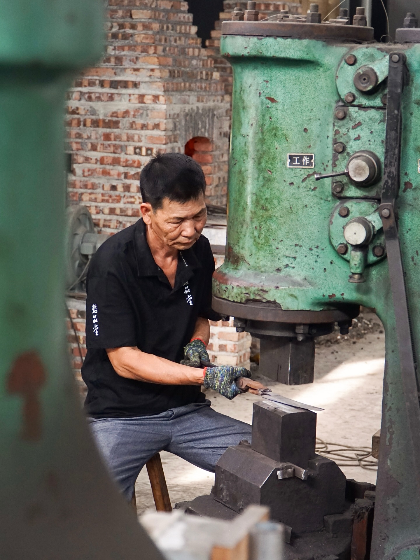 Ever wondered how each Forge To Table blade comes to life? The simple answer is by hand. But if you’re curious about what that really means, there’s a lot more to the story.
Our founder, Noah Rosen, offers a closer look at the craft, from how each knife is made to the story behind where they come from.
Head to our website to read posts like ‘From Yangjiang to Your Kitchen: The Forge To Table Difference’ and ‘Made In China: Changing the Narrative’.
Happy reading! 🔪