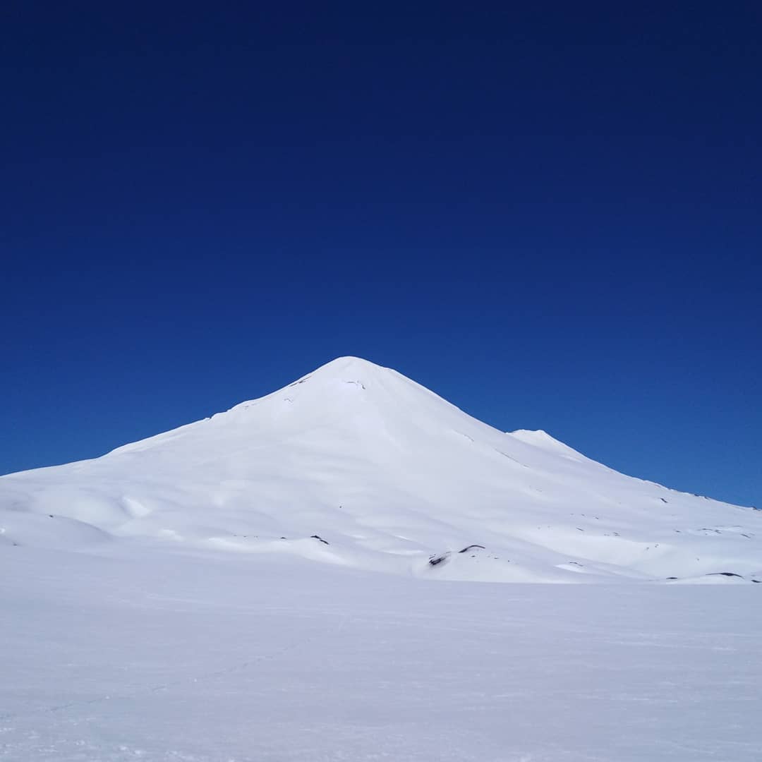 Segunda vez que tengo la posibilidad de estar en la Cumbre del Volcán Llaima 3.125 m, esta vez con un tremendo equipo ! 🙏❄️🏔️ @0DOUBT_IT0
@isiassler
@ferugartem ====================================== @senoretbrothers
@casaesquinamalalcahuello ====================================== #splitboarding #araucaniaandina #southernvolcanoes
#volcanllaima #anoquelindoi