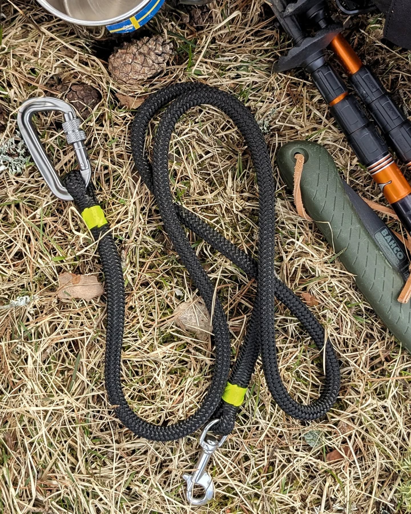 Bereit für eure größten Abenteuer 🏔️🥾🐕🦺
Clipleine AIGERT – Für alle, die ihre beiden Hände frei haben wollen 👐🏻 – zum wandern, zum klettern, im Alltag oder für das besondere Training.
Diese Leine kann einfach z.B. an den Rucksack oder Gürtel geklemmt werden.
An einem Ende der Leine ist unser hochwertiger Schraubkarabiner aus leichtem Aluminium eingebaut – der kann bauartbedingt sogar einfach gewechselt werden👌🏻
Am anderen Ende, das zum Geschirr oder Halsband deines Hundes geht, gibt es verschiedene Karabiner zur Auswahl. Meine Empfehlung: der robuste und langlebige Edelstahl-Bolzenkarabiner👍🏻
Wie immer in individueller Länge und vielen Farben erhältlich!