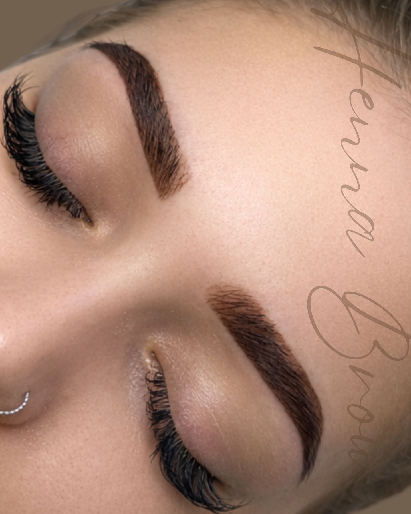 Henna Brows – die perfekte Möglichkeit, deine ideale Form zu finden.
Wir nutzen diese Technik nicht nur für ein ausdrucksstarkes Ergebnis, sondern auch, um gemeinsam mit dir die optimale Form für ein mögliches Permanent Make-up zu testen.
So entsteht Schritt für Schritt ein Look, der wirklich zu dir passt – präzise, individuell und mit einem sicheren Gefühl. ✨
#hennabrows #browstyling #beautyexpert #kosmetikviktoria #lovefordetail