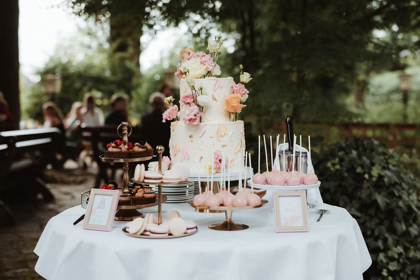 WEDDING 2025
Ihr seid noch auf der Suche nach euerer Hochzeitstorte oder sogar einen ganzen Sweet Table?
Dann sendet mir jetzt eine Anfrage an info@juliasitter-patisserie.de
Alle Infos die ich von euch brauche sind im Highlight „Anfragen 2025“ gespeichert.
Ich freue mich, wenn ich auch euren schönsten Tag versüßen darf. ✨🍰
📸 @unserhochzeitsmoment
Location: @landhotel3kronen
