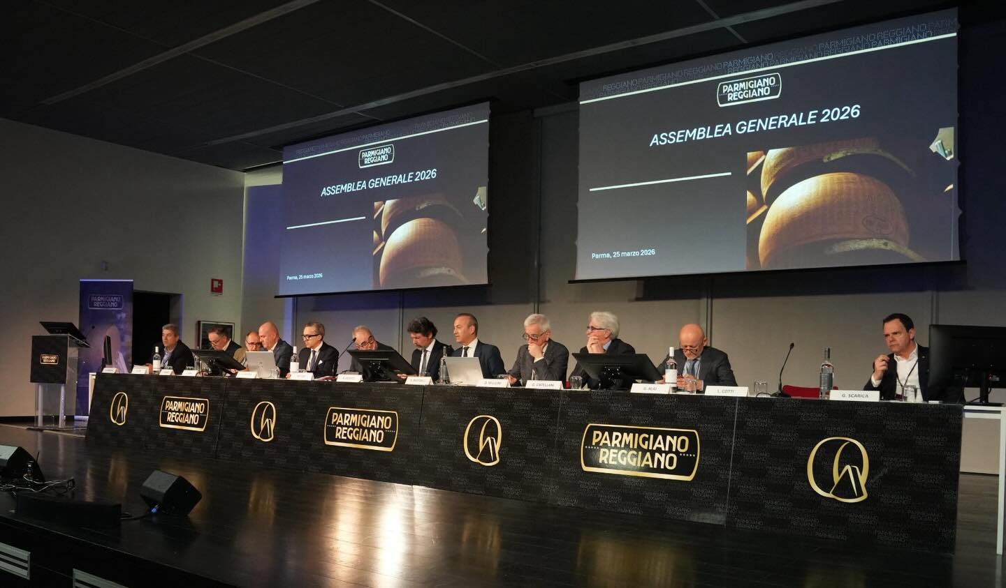Mind The #Cheese! 🧀 Oggi, all’Assemblea Generale dei Consorziati del @parmigianoreggianodop presso l’Auditorium Paganini di Parma. L’Assemblea ha approvato con il 100% dei consensi il bilancio consuntivo 2025, così come la proposta elaborata dal Consiglio di Amministrazione per contenere l’aumento produttivo che potrebbe creare problemi di marginalità, così da garantire le condizioni di equilibrio e sviluppo della filiera.
.
.
#MindThePop #MediaRelation #DigitalAgency #Parma