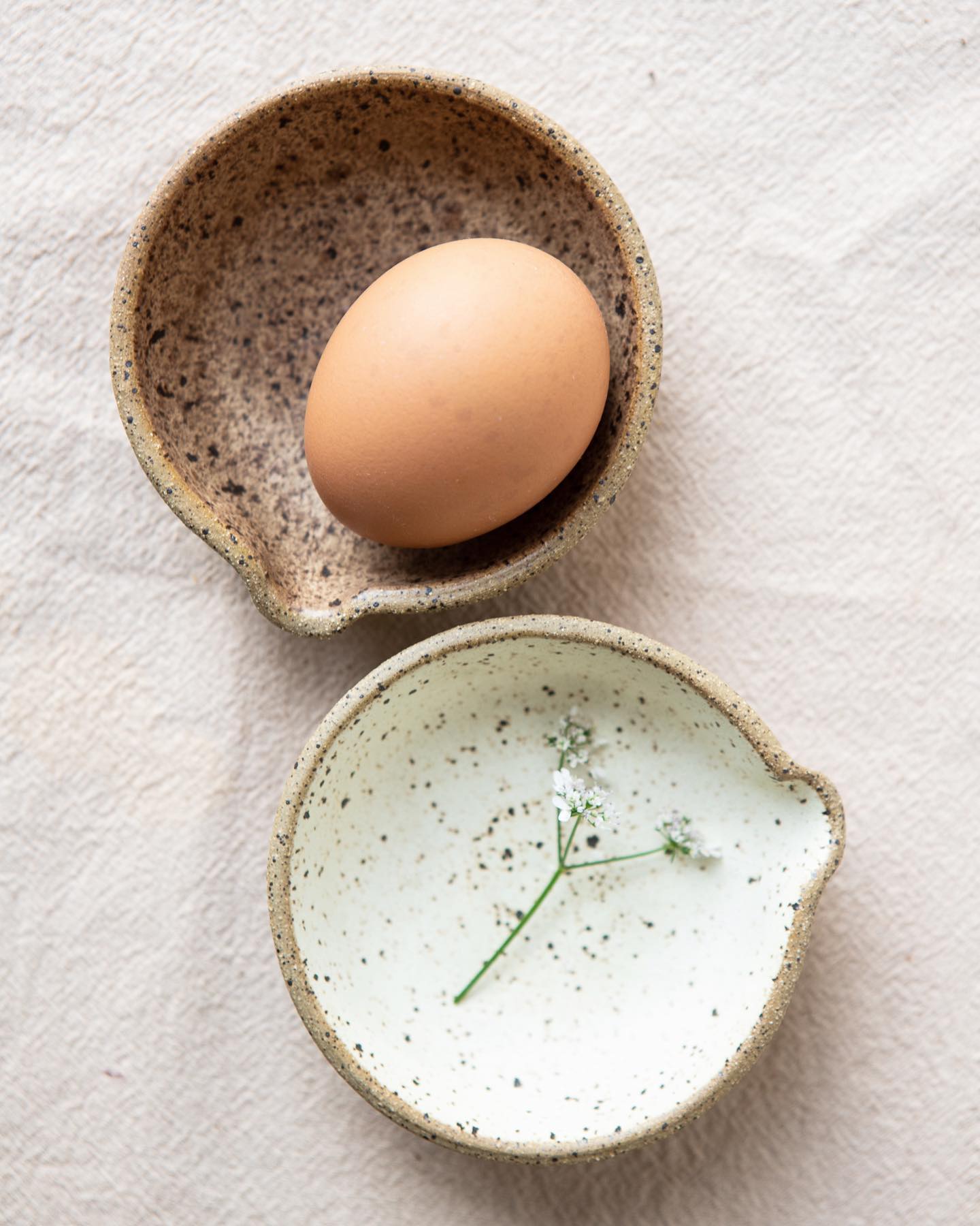 🗓 Los esperamos a todos en nuestro OPEN STUDIO junto a @nomono.slowdesign este VIERNES 04 DE NOVIEMBRE DESDE LAS 18:00hrs ⚡️ Podrás encontrar nuestras piezas de cerámica en un GrAn 🛍 SaLe , productos de cuero de @nomono.slowdesign y también el workshop donde crearás tu propio bolso porta celular en cuero aprendiendo todas las técnicas de la marroquinería manual 🙌🏼 el workshop requiere inscripción previa que podrás encontrar haciendo tap en la foto 📸
🤍
@local.chile @revista_materia @areadedisenocultura @worlddesignweeks @centroleneria @el.ciudadano