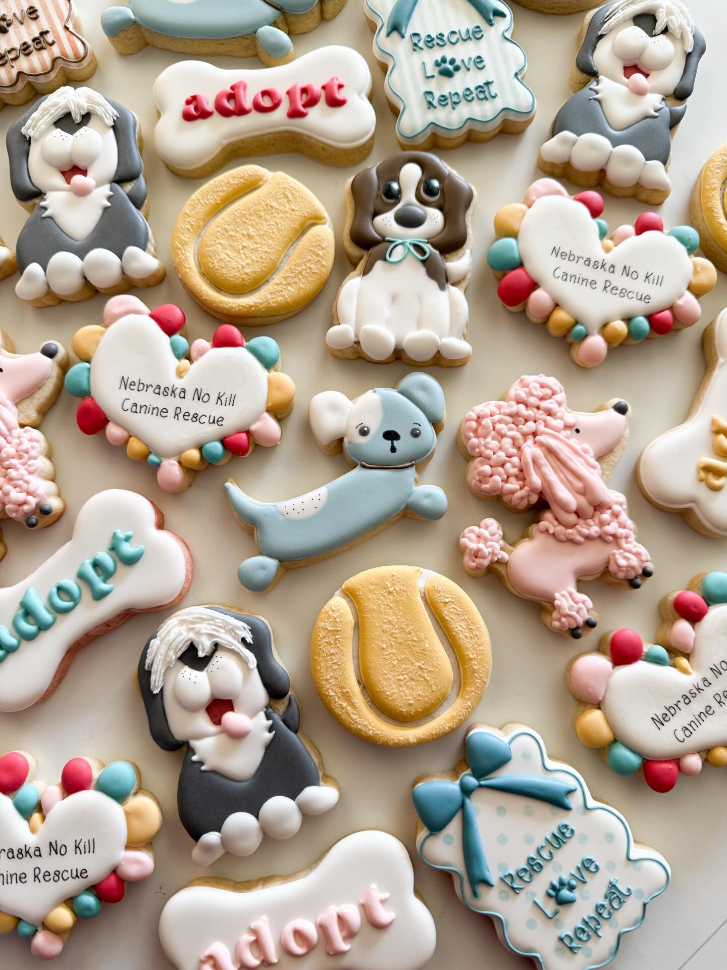 It's National Puppy Day! Here's a quick look at some dog-themed giveaway cookies I made for the @nebraskanokillcaninerescue booth at this year's "I Love My Dog Expo" in Lincoln, Nebraska 🐾❤️🐾
(If the cute English sheepdog is your design, please let me know. I have been searching and searching so I can give that creative person credit!)
#decoratedsugarcookies #customcookies #nebraskabaker #dogcookies