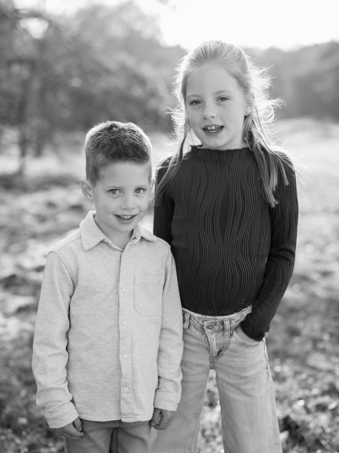 Tijdens de fotoshoot met Mark & Marieke hebben we zóveel leuke foto’s geschoten, dat niet alleen zij, maar ook ik niet kon kiezen.😂
Daarom een hele collage van dit leuke gezinnetje! De kinderen vonden het ook helemaal geweldig, deden alles wat ik van ze vroeg én kwamen zelf met heel veel creatieve ideeën, haha! Dat maakte het extra persoonlijk 😉
Sommige foto’s geposeerd, anderen spontaan gevangen tijdens het wandelen. Love deze combi 😍
#familieshoot #fotoshoot #fotograaf #fotograafarnhem #posbank