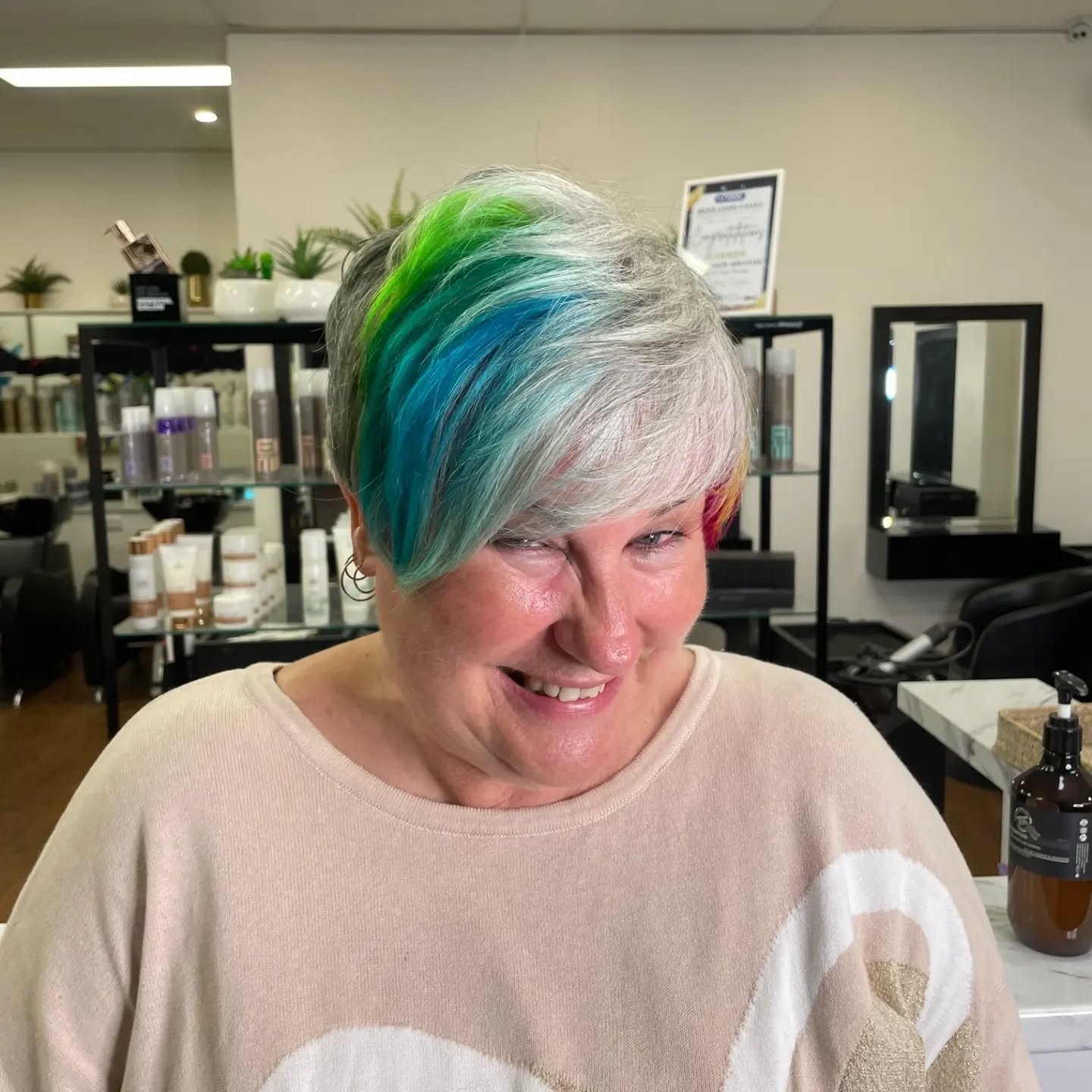Our beautiful guest Jo has been coming for a Beautify pamper for years & loves playing around with shorter styles & pops of colour 🌈
PLUS Jo has an infectious laugh that lights up the room & a personality that's as bright as her colour 😍❤️
👑 Hair by, @morgan_beautifyhairdesign