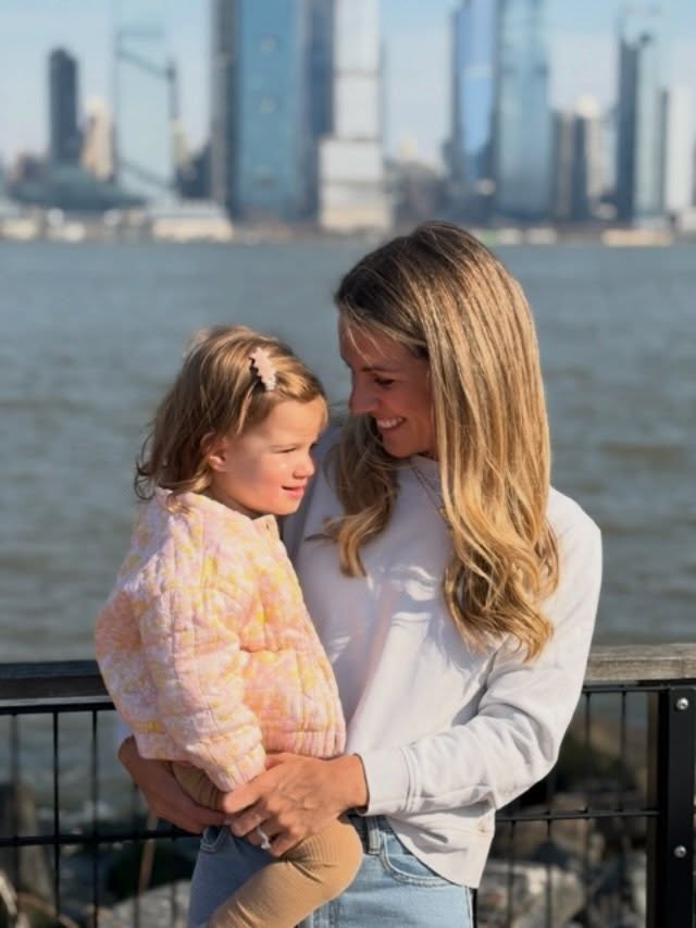 Weehawken, we have some exciting news!
Meet Danielle, our newest facilitator- and a familiar face in the Take a MOMent community. A mom to a two-year-old, Danielle has been rooted in the Hoboken area for nearly a decade. She’s a producer and Reiki healer with a background in live events, partnerships, and holistic health- someone who naturally brings both structure and heart to everything she does.
Danielle isn’t just leading this group; she’s lived it. After becoming a mom and going through Take a MOMent herself, she felt the impact of having real support during that season and decided she wanted to be part of creating that for other moms too.
We couldn’t be more excited to have her leading our Weehawken community.