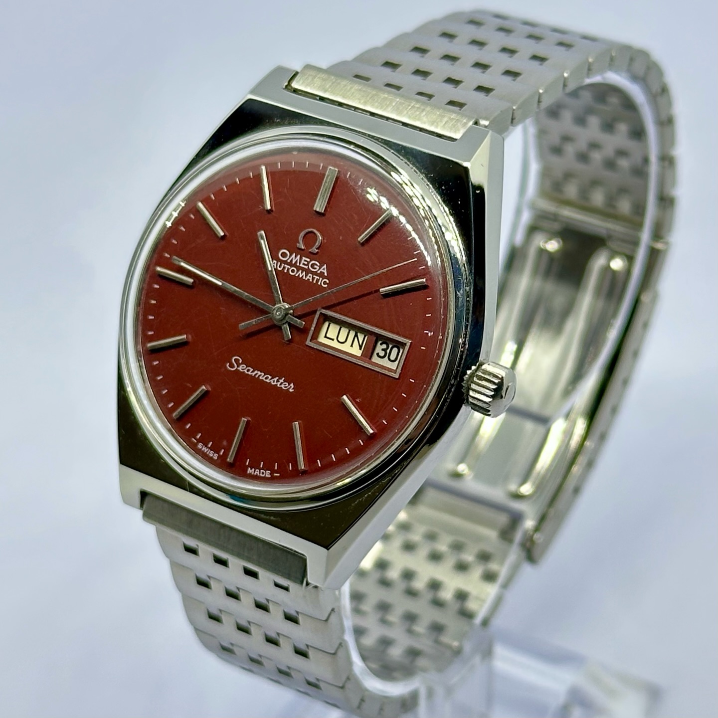 【OMEGA Seamaster Ref.166.0213 / 366.0845】
Cal.1022(1970年代前半)
オーバーホールおよび外装ポリッシュを実施した個体です。
バーガンディの文字盤に、エッジの効いた特徴的なケースデザイン。
この年代ならではの無骨さと色気を併せ持った一本です。
外装はポリッシュを行い、全体的に非常に良好なコンディションへ。
特にこのような角の立ったケースは仕上げの良し悪しが顕著に出ますが、エッジを崩さず、本来のラインを保ったまま整えています。
ムーブメントはCal.1022を搭載しています。
精度も安定しており、日常使用にも安心してお使いいただける状態です。(測定結果は掲載画像をご確認ください)
こちらの個体は現在販売中。
プロフィールリンクより詳細・ご購入いただけます。
COMPASSでは、内部機構の整備から外装の仕上げまで、
一本一本の状態に合わせた最適なメンテナンスを行っています。
⌚ この年代のケースデザイン、どう映りますか?
#オメガ #omega #シーマスター #seamaster #ヴィンテージウォッチ