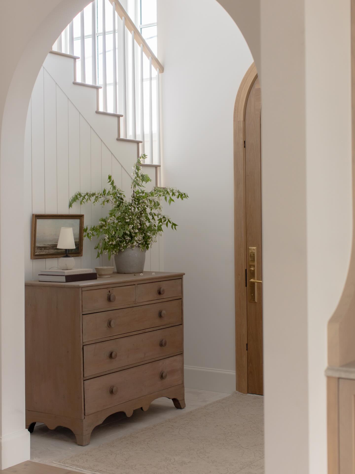 A warm welcoming entrance for a warm welcoming home.
.
Architectural and interior design by @damicidesign
.
.
.
.
#interiordesign #interiordesignernorthvancouver #interiordesignervancouver @housebeautiful @houseandhomemag @dwellmagazine @ad_magazine @styleathome