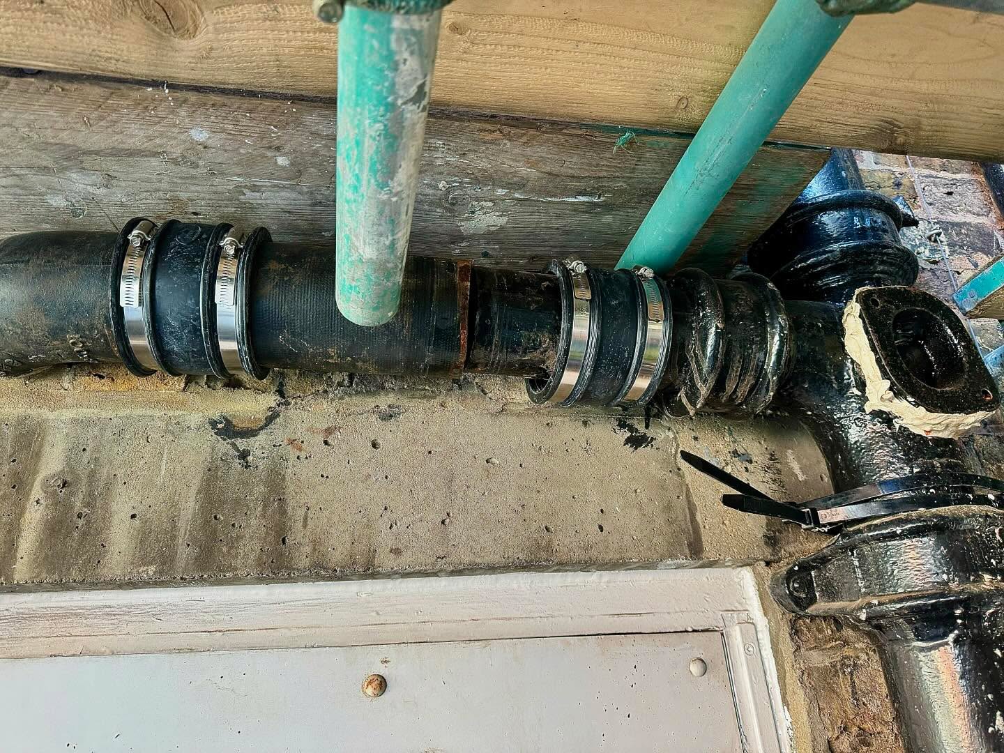 Our team at KwikJet recently carried out works to renew an external waste pipe.
This waste toilet serving a toilet was a repeat offender at getting blocked due to its installation not being correct.
A new 4 inch cast iron pipe had been connected to an old smaller cast iron pipe which kept restricting flow and causing blockages.
As you can see we removed this rebuilt the connection with a much better sweep joining into the main soil stack.
A nice coat of paint to match the colour and all was done!
#drainage #soilpipe #drainagepipe #drainagesolutions #drainageproblems #blockages #blockedtoilet #toilet #soilstack #fouldrainage #castironpipe