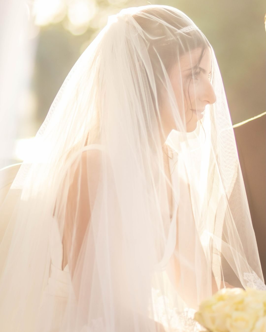 Certaines images ne cherchent pas à plaire.
Elles imposent une présence.
Un voile.
Un regard.
Une proximité.
Dans ce type de photographie de mariage, chaque détail compte.
La lumière, la texture, le mouvement… tout est pensé pour créer une image éditoriale forte.
En tant que photographe de mariage, notre approche est simple :
transformer un instant réel en image intemporelle.
Mariage haut de gamme, noir et blanc, wedding photographer, bridal portrait,
une vision où l’élégance devient une signature.
Et vous…
quelle image vous marque le plus ?
