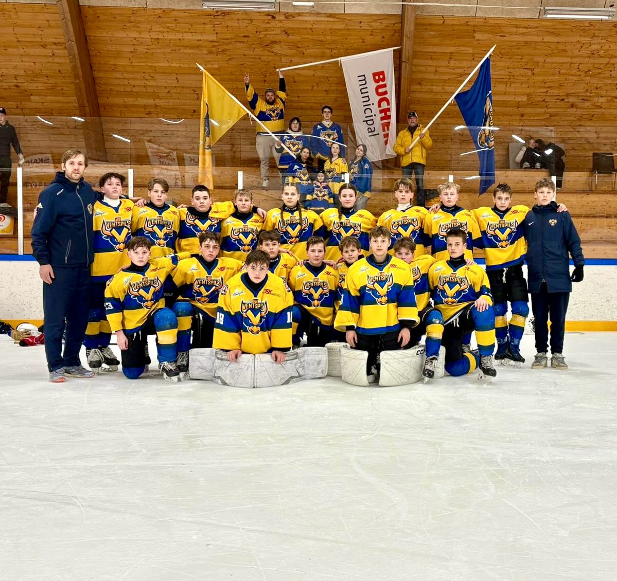 Aizvadītajā nedēļā no 20. līdz 22. martam Zviedrijā, Stromstad norisinājās starptautiskais jauniešu hokeja turnīrs Restaurangbiografen Park Cup 2026 U14, kurā piedalījās kopumā 7 komandas!🇸🇪
🔹 Kopā tika aizvadītas 6 spēles, no kurām gūta 1 uzvara un piedzīvoti 5 zaudējumi, turnīru noslēdzot 7.vietā. Lai gan cerētās uzvaras neizdevās izcīnīt, taču pieredze dod ko vairāk!
🔸Spēļu rezultāti:
HK Ventspils 1:12 Lions HC
HK Ventspils 3:2 Forshaga IF
HK Ventspils 1:4 Rogle BK
HK Ventspils 1:8 Frolunda HC
HK Ventspils 0:5 Jar IL
HK Ventspils 2:5 Kils AIK
🌟 Komandas rezultatīvākais spēlētājs-Ričards Balodis (Talsu hokeja klubs) 5+1💪🏼
Liels Paldies komandas atbalstītājam BUCHER MUNICIPAL par doto iespēju hokejistiem un hokejistēm smelties pieredzi starptautiskā turnīrā! Paldies arī spēlētājiem, treneriem un vecākiem par iespēju, emocijām, cīņassparu un atbalstu! 💙💛