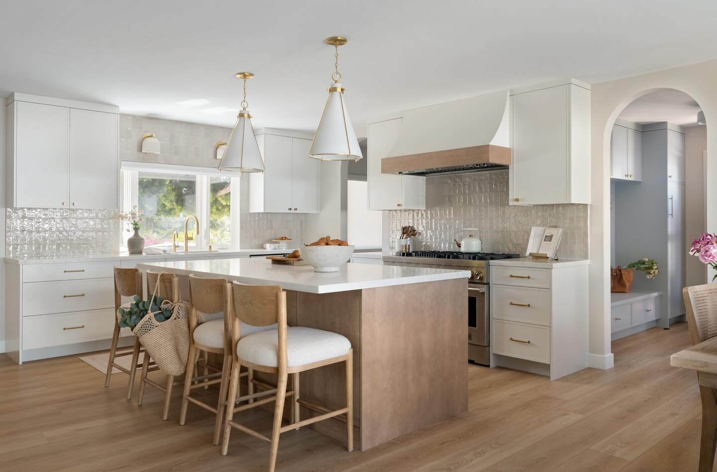 We love a good transformation!
We can see the end right in the beginning. We can see all the potential, but sometimes it’s hard for the clients to imagine how great it can be!
Swipe for the before. And yes. It is the same house 🥰
Photo: @noirandblancphoto