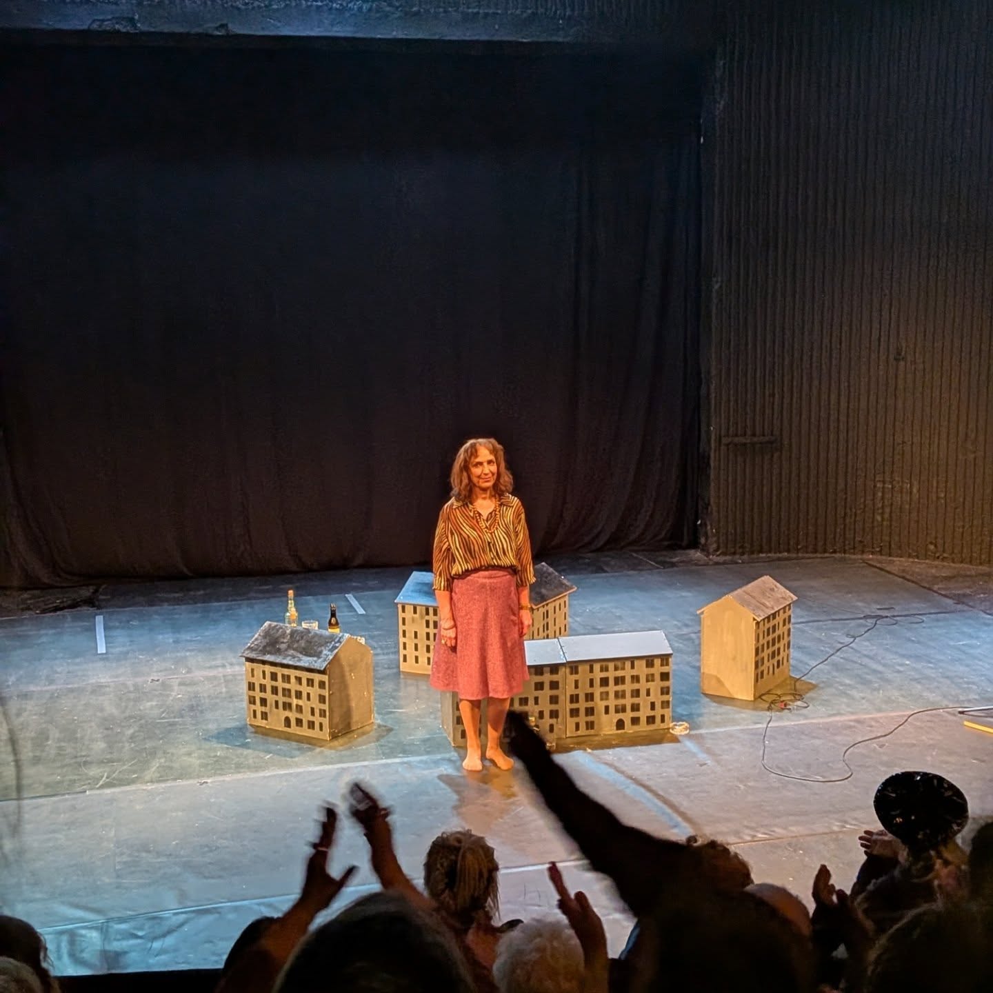 Tips på superfin teaterföreställning med kort spel period över påsk 1-6 april, Smartprojektet
TOVE DITLEVSEN – de sista åren med Margareta Stone på scen! Spelas på Ö2 Södermalm i Stockholm. Vi hade äran att gå på fullsatt premiär igår 🌟🎉
Den stora författaren irrar bland minnena från den fattiga uppväxten. Indränkt i hybris och självförakt, märkt av åren med missbruk och hårt leverne, besatt av skuld, skam och begär. Hon minns männen som passerat, hyllningarna och sågningarna, klassresan, var den värd priset? Och den stora vidunderliga kärleken, utan den, är det verkligen värt att leva?
Tove Ditlevsen – de sista åren handlar om den danska kultförfattarens liv i mitten av nittonhundratalet. En hyllning till en stark kvinnlig röst, fylld av svart humor och insiktsfull avgrund. Om kärleken, konsten, barndomen och döden. Pjäsen bygger på texter från Ditlevsens egna bokmanuskript, dikter och brev och täcker den fattiga uppväxten under mellankrigsårens Köpenhamn ända till de sista breven innan hon valde att avsluta sitt liv.
På scen samt bearbetning - Margareta Stone
Regi och scenografi - Filip Alexanderson
Kostym - Frida Hultcrantz
Rörelseregi - Aleksandra Czarnecki Plaude
Ljusdesign - Jonatan Winbo