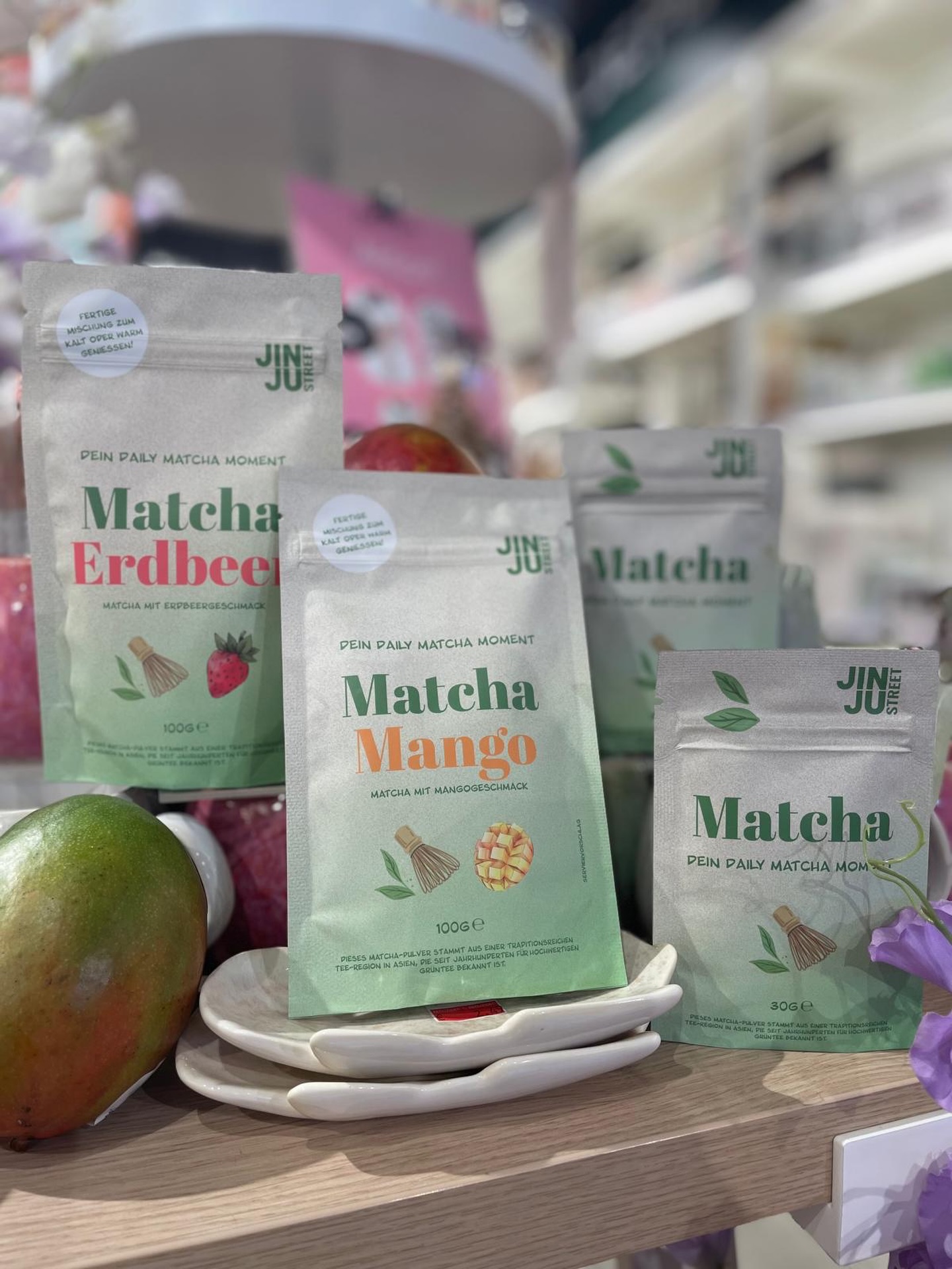 Matcha in verschiedenen Sorten – von klassisch bis fruchtig.
Perfekt für Latte, Iced Drinks oder einfach pur.
Limitiert erhältlich – nur solange der Vorrat reicht.