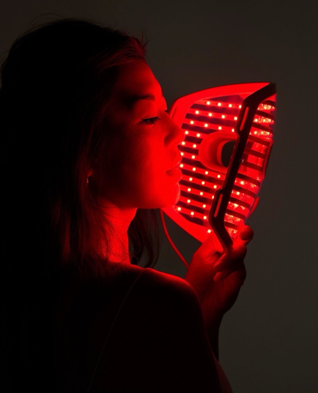 We’re proud to announce our partnership with @iRestoreLaser.
Each suite at The Jenesis House now includes the iRESTORE Illumina Face Mask — available for use during your stay.
Because restoration here goes beyond stillness.
The Illumina Mask features 360 medical-grade LEDs — more than 2x the coverage of leading competitors — delivering red (635nm), infrared (830nm), and blue (415nm) light simultaneously to support:
• Wrinkles + collagen support
• Sun damage
• Acne
• Enlarged pores
• Overall skin clarity
Designed to be cordless, breathable, and lightweight, you can comfortably multitask during your 10-minute treatment without disrupting your routine.
Clinically supported wavelengths.
See-through, adaptive fit.
Integrated eye protection.
MagSafe-inspired power system.
Wellness meets technology.
Your retreat now includes advanced light therapy — because healing should be layered.
Experience it during your stay.
Visit TheJenesisHouse.com and select Book Now. 🖤