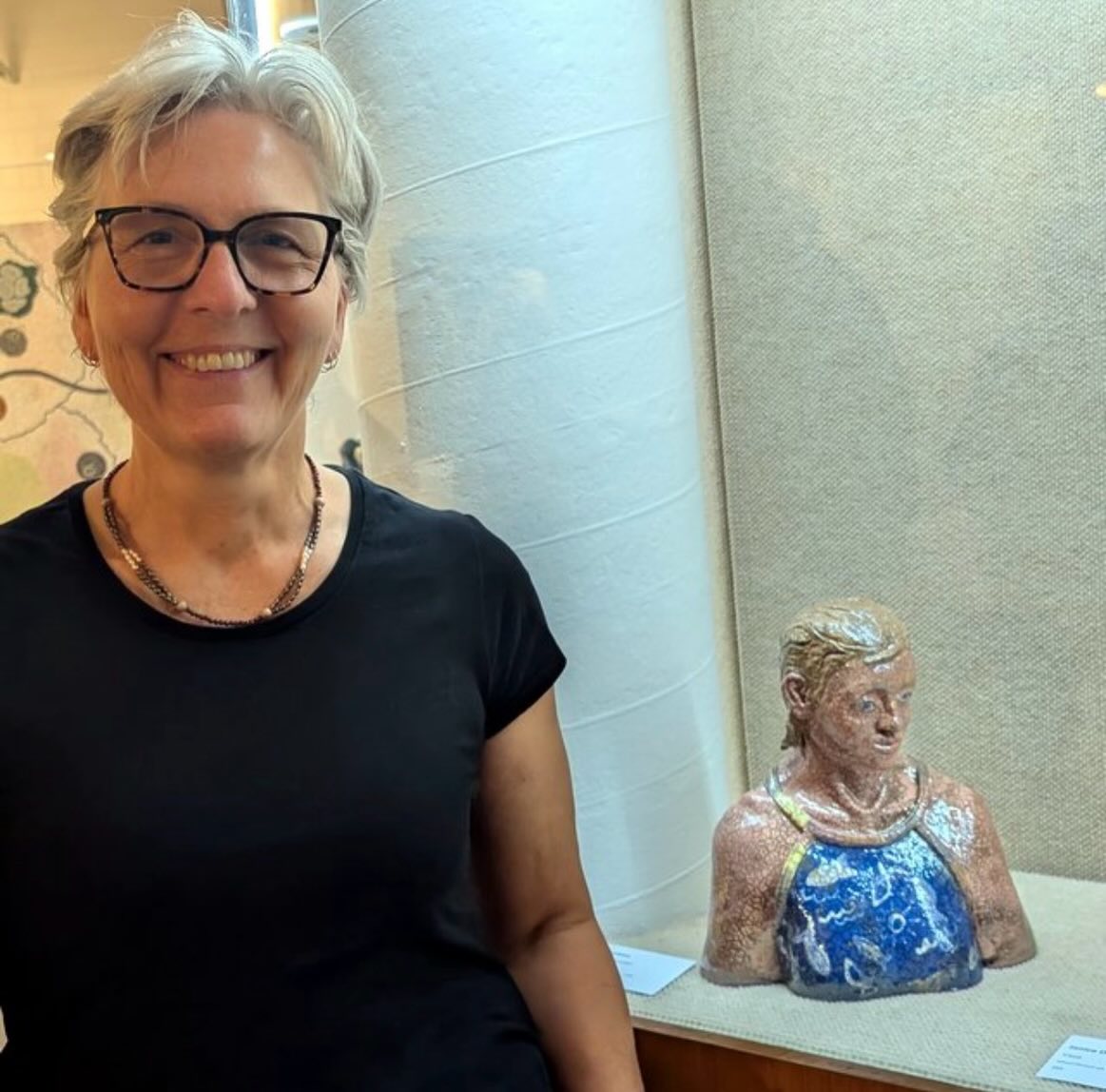 Feature Artist @artistlouisejenkins ✨ Louise Jenkins is a multidisciplinary artist working across painting, drawing, printmaking and ceramics. Her work shifts between abstract and more detailed styles and often has a focus on texture, layers, mark-making and features.
How lucky are we to have Louise as part of our Stanthorpe Pottery Club crew ✨ make sure you jump over to her profile and give her a follow!
#stanthorpepotteryclub #granitebeltartists #artistsofstanthorpe #potteryclub