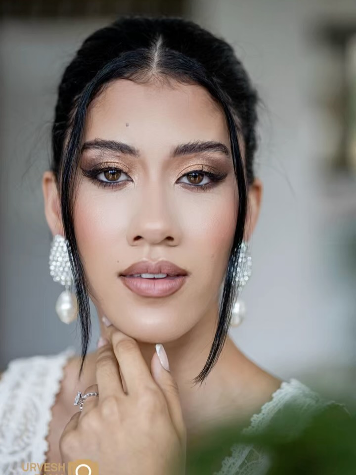 Two looks. One vision.
From soft bridal elegance to bold creative glam — this is what happens when artistry meets intention.
Makeup by @tru_artistrymua 🔥
Model @robyn.abr
Which one is your vibe?
🤍 Bridal
💎 Creative
#reelitfeelit #makeuptransformation #bridalglam #editorialmakeup #portraitreels