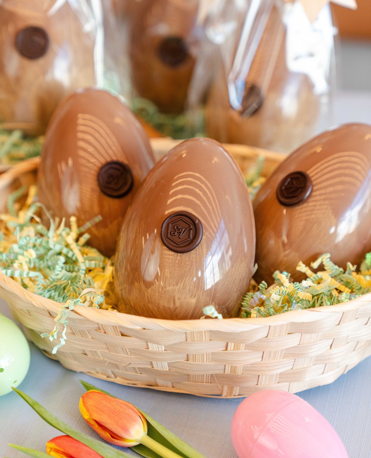 Our Easter line up is here!
A chocolate egg that shakes and rattles, filled with handmade dark, milk, and white chocolate, mini eggs and jelly beans.
Plus, our Carrot Cake: Sponge cake with raisins and pecans, layered with whipped cream cheese and pineapple jelly, topped with carrot-pineapple cream and finished with classic Cadbury mini eggs.
Available April 1st to April 6th in stores.
#SVBakery #SmallVictoryBakery #EasterSpecials 