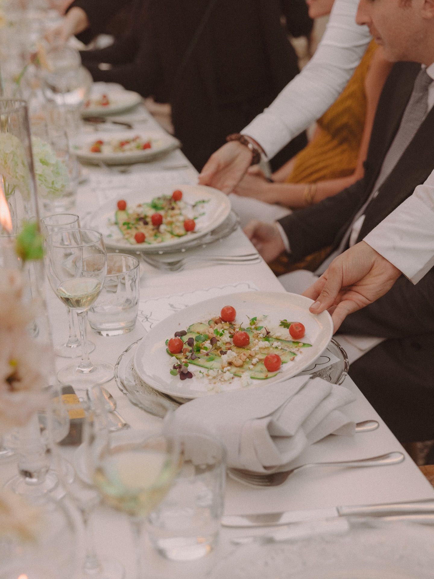 B&A’s wedding was the definition of elegance and impeccable taste. ✨
We can’t wait to show you more, but here’s a little glimpse of their unforgettable banquet. Guests were welcomed with a delicate zucchini carpaccio, followed by a rich duck confit as the main course — all paired with Mas Palou wine, and surrounded by love, laughter, and sweet moments.
To finish, a vintage red velvet wedding cake added the perfect final touch to an extraordinary celebration. 🍷💍
•
La boda de B&A fue la definición de elegancia y buen gusto impecable. ✨
No podemos esperar a enseñaros más, pero aquí tenéis un pequeño adelanto de su inolvidable banquete. Los invitados comenzaron con un delicado carpaccio de calabacín, seguido de un sabroso confit de pato como plato principal, todo acompañado de vino Mas Palou, amor, risas y momentos llenos de cariño.
Para terminar, una tarta de boda red velvet de estilo vintage puso el broche perfecto a una celebración extraordinaria. 🍷💍
@maspalou
@laraonac
@tot_catering_penedes
@floratelie_events
@bokehmakeup
@divineatelier
@ibiza_ceremonies
@benediictehagen