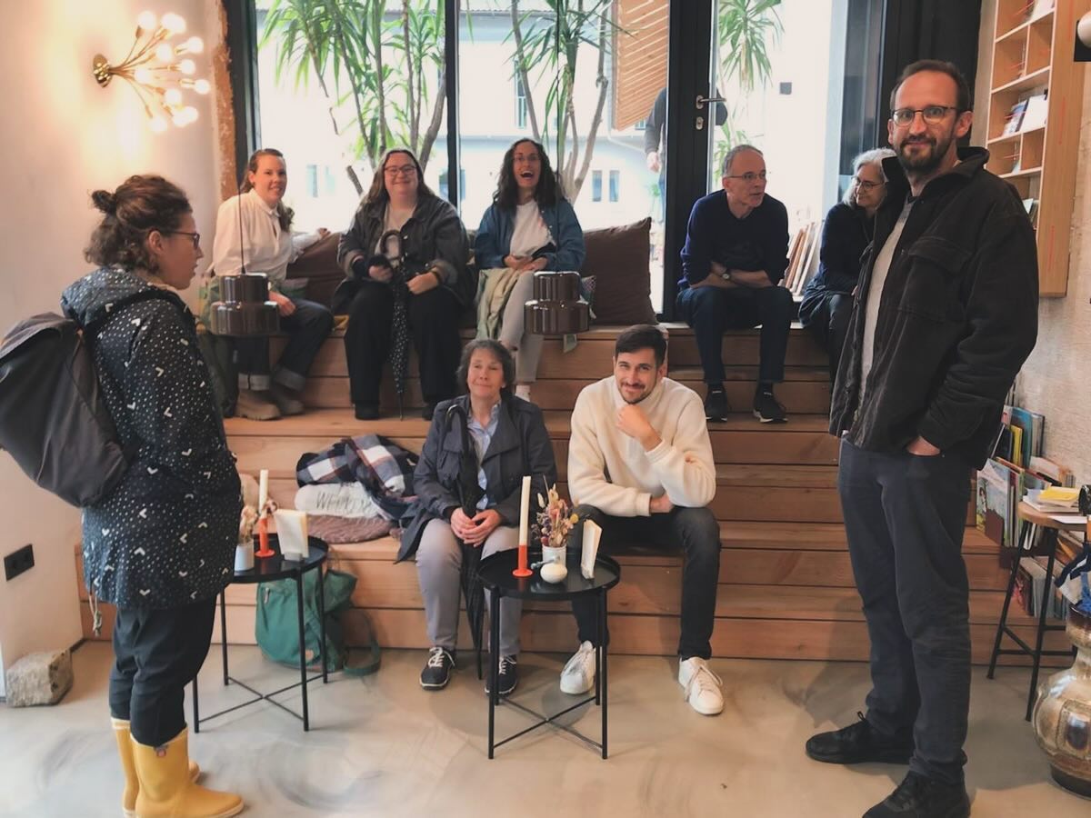 LAUBENDERARCHITEKTUR zu Besuch in der alten Seifensiederei Bad Tölz -
Einige Monate nach der Eröffnung wurde unser Team von Dr. Florian Wiedemann empfangen und durch das nunmehr belebte Seminarhaus geführt. Nach kurzweiligen Anekdoten aus Bauphase und nun gelebter Praxis und einer kleinen Achtsamkeitsmeditation, endeten wir bei einem gemütlichen Beisammensein im Tee-Café.
Das Ehepaar Veronika und Dr. Florian Wiedemann hat mit der alten Seifensiederei einen ganz besonderen Ort geschaffen…
Die Alte Seifensiederei , in der einst handwerklich Seifen und Waschmittel hergestellt wurden, möchte heute Menschen einen Raum bieten, um in Kontakt zu kommen - mit sich selbst, mit anderen und auch mit neuen Perspektiven für das eigene Leben genauso wie für unsere gemeinsame Zukunft.
#alte.seifensiederei #benediktfuhrmann #inspiredbynature.de #architektur #bayern #badheilbrunn #architekturbüro #architekturdesign #bauenimbestand #ausbau #nachhaltigkeit #nachhaltigesbauen #nachhaltigearchitektur #architektur #architekturfotografie #sustainable #laubenderarchitektur #badtölz #schneider_bauunternehmen #achtsamkeit #mindful #mindfulness