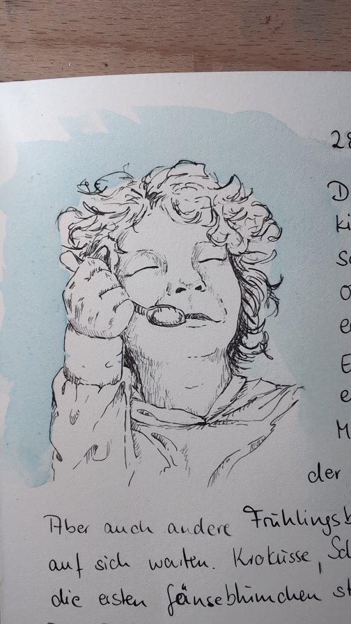 Ich habe ein ganz besonderes Skizzenbuch gestartet. Eins, dass nicht nur Bilder, sondern Emotionen und Erinnerungen beinhaltet. Kein gewöhnliches Fotoalbum, sondern ein Ort an dem das Erlebnis nochmals voll durchlebt wird und ganz tief arbeiten kann.
Und so werden Situationen wie das erste Eis im Garten mit einer viel tieferen Liebe zum Moment festgehalten