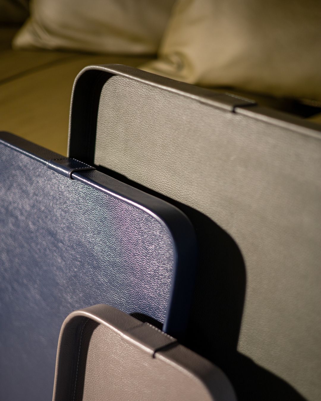 Pieces that speak to each other.
Forms that share the same language, creating balanced compositions and allowing different moments of the home to be organized with intention.
More than objects, they are elements that shape atmosphere.
#LeatherTray #LeatherDesign #AuthenticLeather #HomeDecor #InteriorDesign