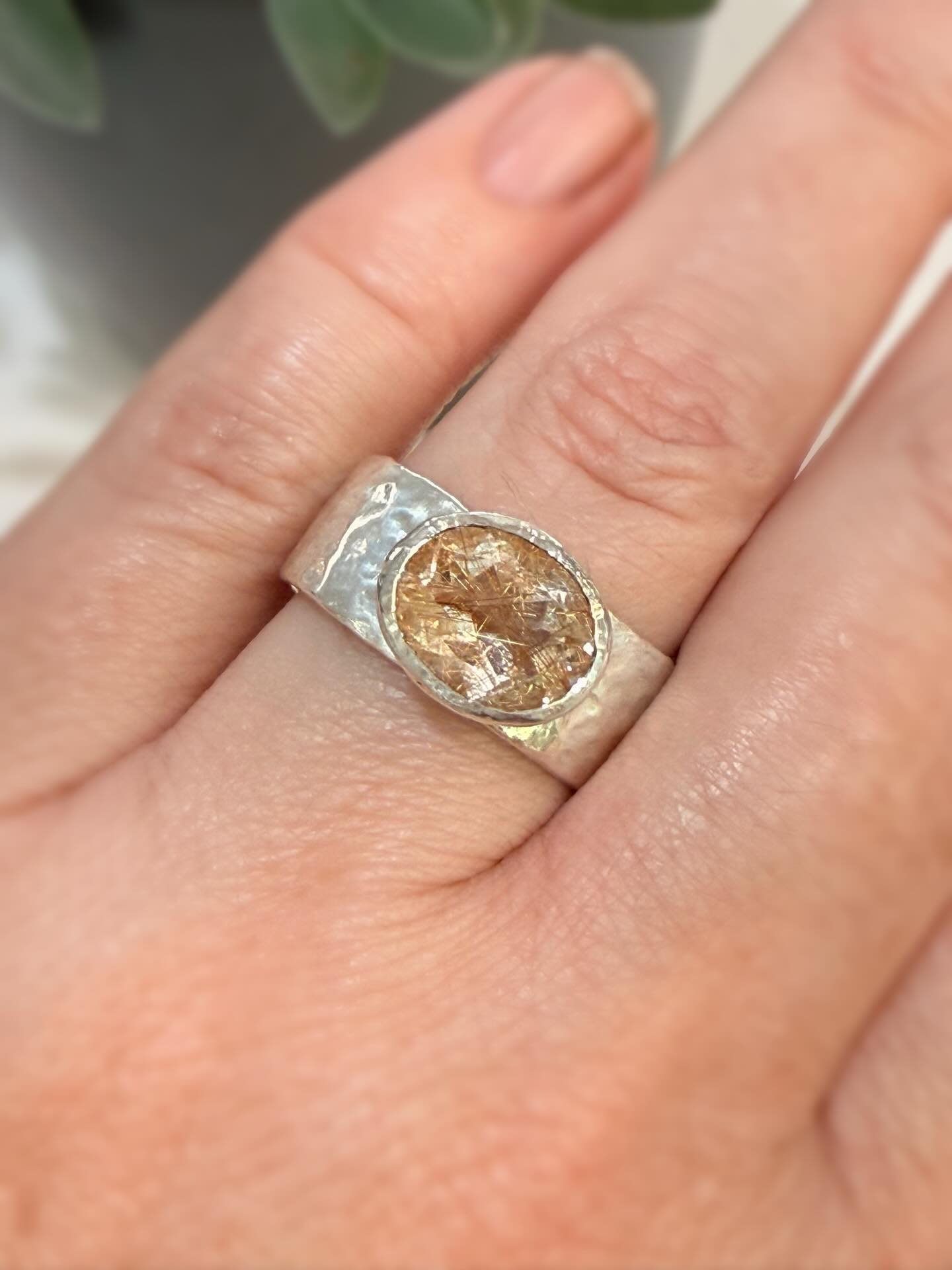 Love the fine rutile inclusions in this stone 💛
Set in textured sterling silver…
#rutilatedquartz #quartzandsilverring #handcrafted #newcreations #ainsleyfinejewellery
