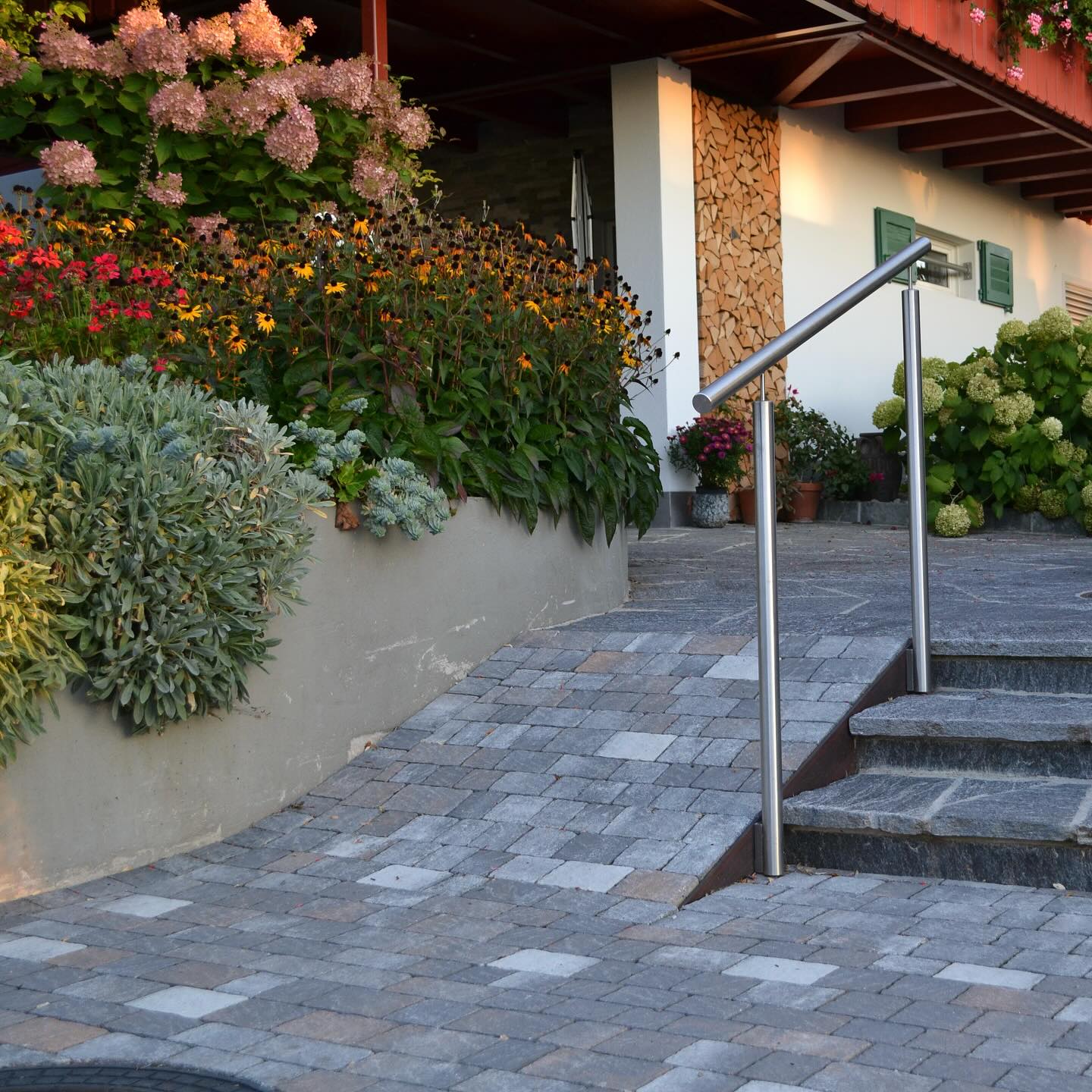 Ein Eingangsbereich, der mehr kann als nur gut aussehen 🌿
Die Kombination aus Beton und Naturstein sorgt für eine moderne, gleichzeitig natürliche Wirkung. Klare Linien treffen auf lebendige Bepflanzung und schaffen so einen einladenden ersten Eindruck.
Die integrierte Rampe fügt sich harmonisch ins Gesamtbild ein und bringt zusätzlichen Komfort, ohne gestalterische Kompromisse.
💡 Gartentipp:
Mit abgestuften Pflanzhöhen wirkt jede Fläche sofort ruhiger und hochwertiger.
Umgesetzt mit starken Partnern. @creabeton.ch , @naturastein und @gaertnerei.schwitter 🤝
Ein Projekt, das zeigt, was entsteht, wenn Planung, Handwerk und Teamarbeit perfekt zusammenspielen.
#tollegaerten #gartengestaltung #naturstein #beton #eingangsbereich #gartenliebe #handwerk #teamwork #creabeton #mattlinaturstein #schwitter