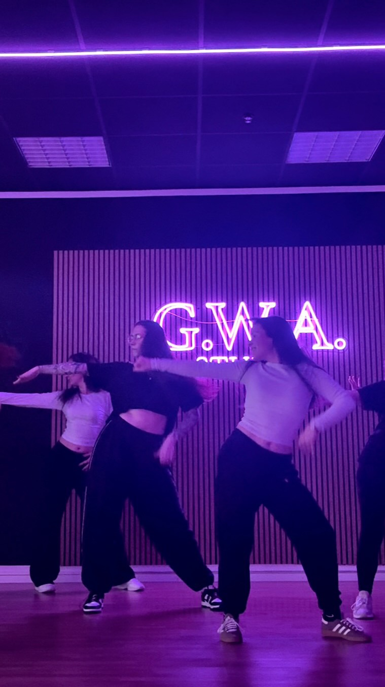 he get me Prada, get me Miu Miu like Rihanna 🧥🕶️
Getting hot with DC @___eellii_
Camera: @maria_wi__
#unholy #gwastudio #dancehall #choreography