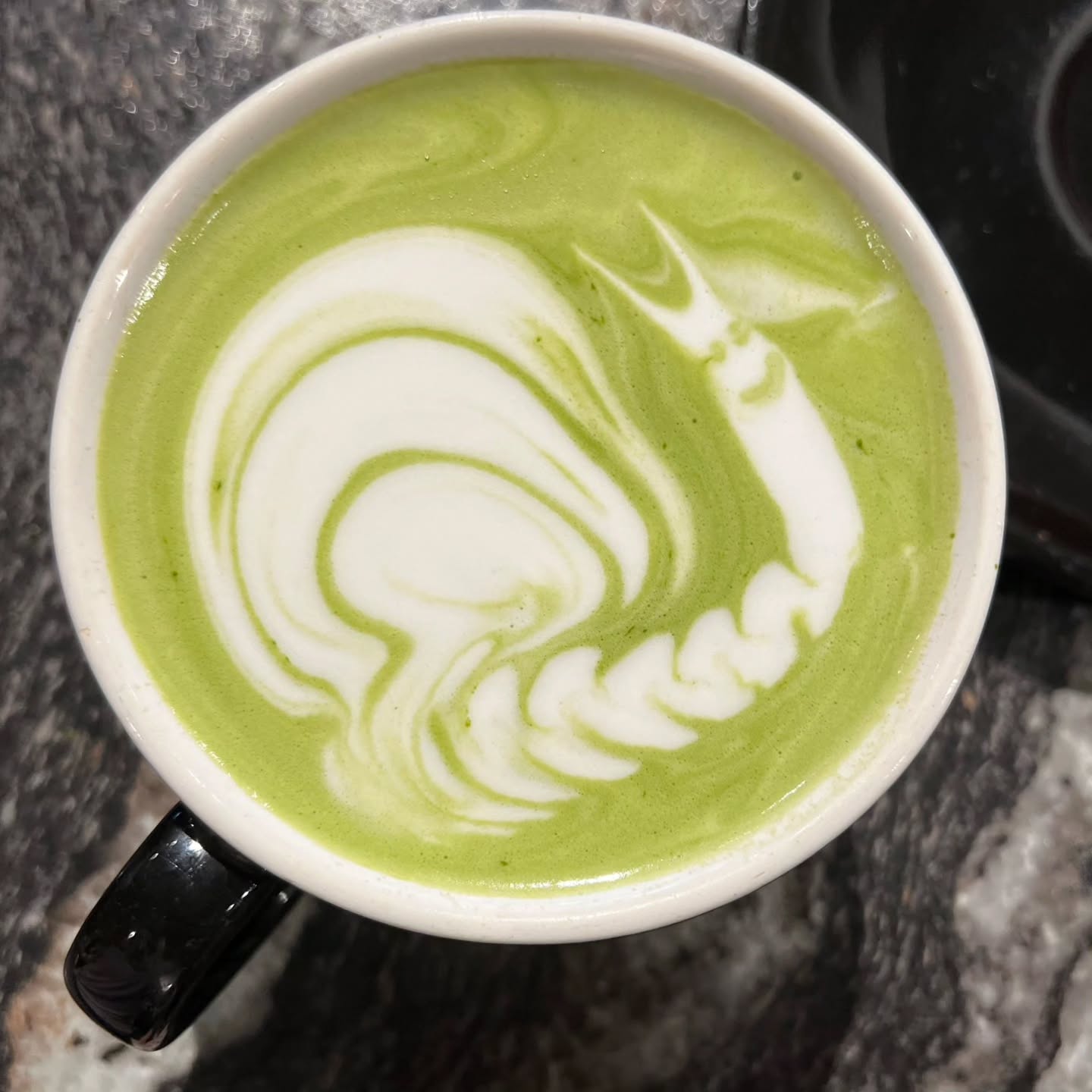 Almond milk snail matcha. This is not a joke. Not even a little 🐌🍵
(no snails were harmed in the preparation of this beverage)
#almondmilklatteart #matcha