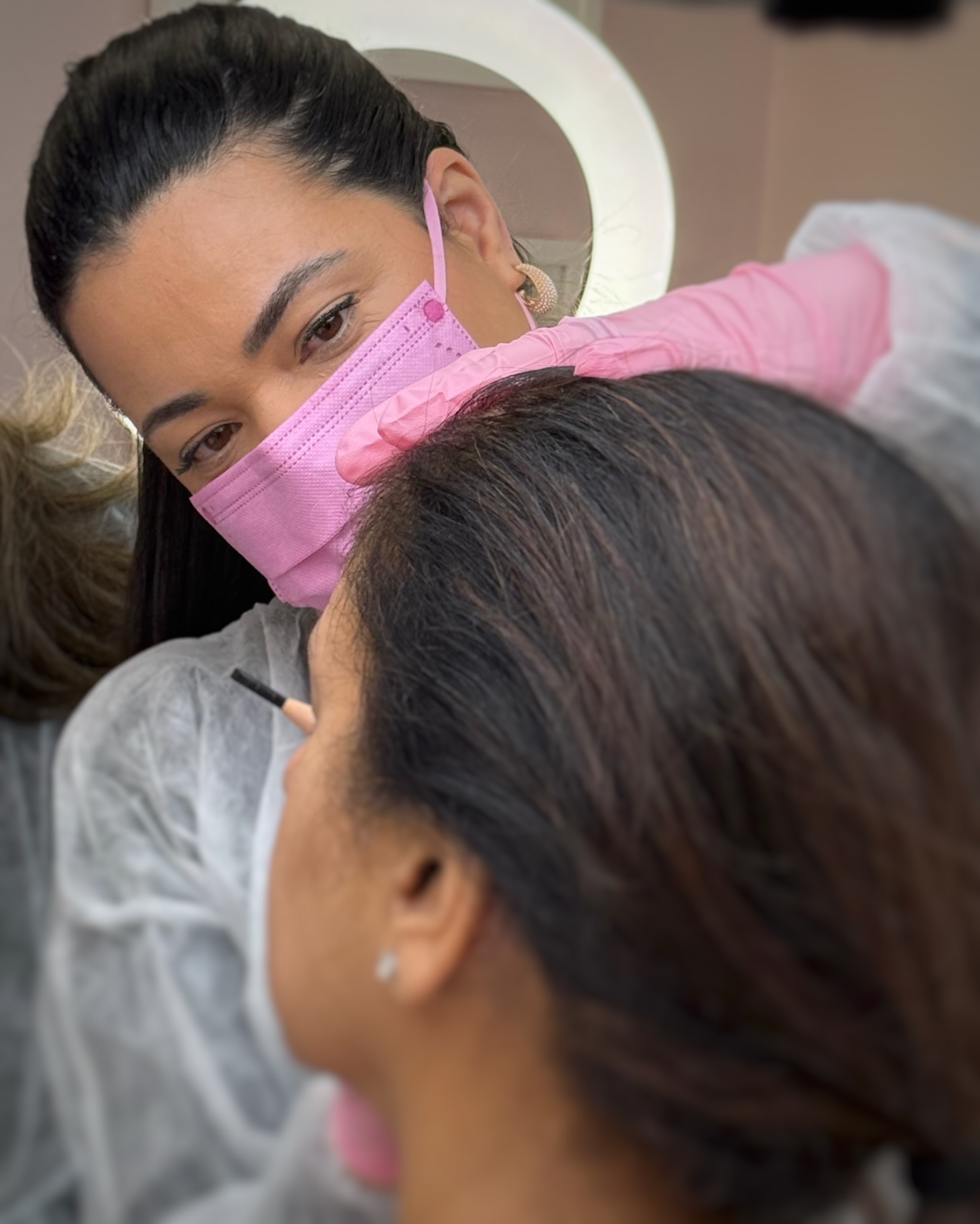 Nothing replaces seeing the real artistry happen in real time. Inside the LuvBrows Microblading Foundation Training, there is a moment that students always remember. A moment where everything they learned starts to make deeper sense. A moment where technique meets vision.
During this special session, I bring a live model and perform the complete LuvBrows Nanoblading procedure right in front of the students. From consultation to mapping, from strategy to execution… they witness everything.
But what makes this moment truly powerful is not just watching the technique. It’s understanding the strategy behind it.
Because LuvBrows was never created to be a copy-and-paste method. It was created around one very important principle: true personalization.
No two faces are the same.
No two bone structures are the same.
No two personalities are the same.
So why should brows ever be treated like a formula?
During this demonstration, students watch how I analyze the face, study proportions, evaluate skin, discuss expectations, and most importantly… how I build a completely customized strategy for that specific client.
They see how decisions are made, how adjustments happen.
They see how an artist thinks, not just how an artist performs.
Because in the real world, there is no script.
There is no rehearsal.
There is no perfect template.
There is only your preparation… your refinement… and your ability to create.
This is why my trainings are not focused on just teaching steps. Anyone can memorize steps. But true professionals understand why they are doing what they are doing.
My goal is to help you develop the confidence, the eye, and the professional independence to walk into any client situation and know how to create something beautiful… even when the case is challenging.
Because when you understand the foundation, you don’t just follow techniques. You create results.
And that is one of the most transformative parts of the LuvBrows experience. ✨
✔️ For enrollment or more information about the next LuvBrows Microblading Foundation Training, tap the link in our bio.
#lucianasmakeup #microbladingtrainingusa #microbladingtraining #nanobladingtraining #pmuartists