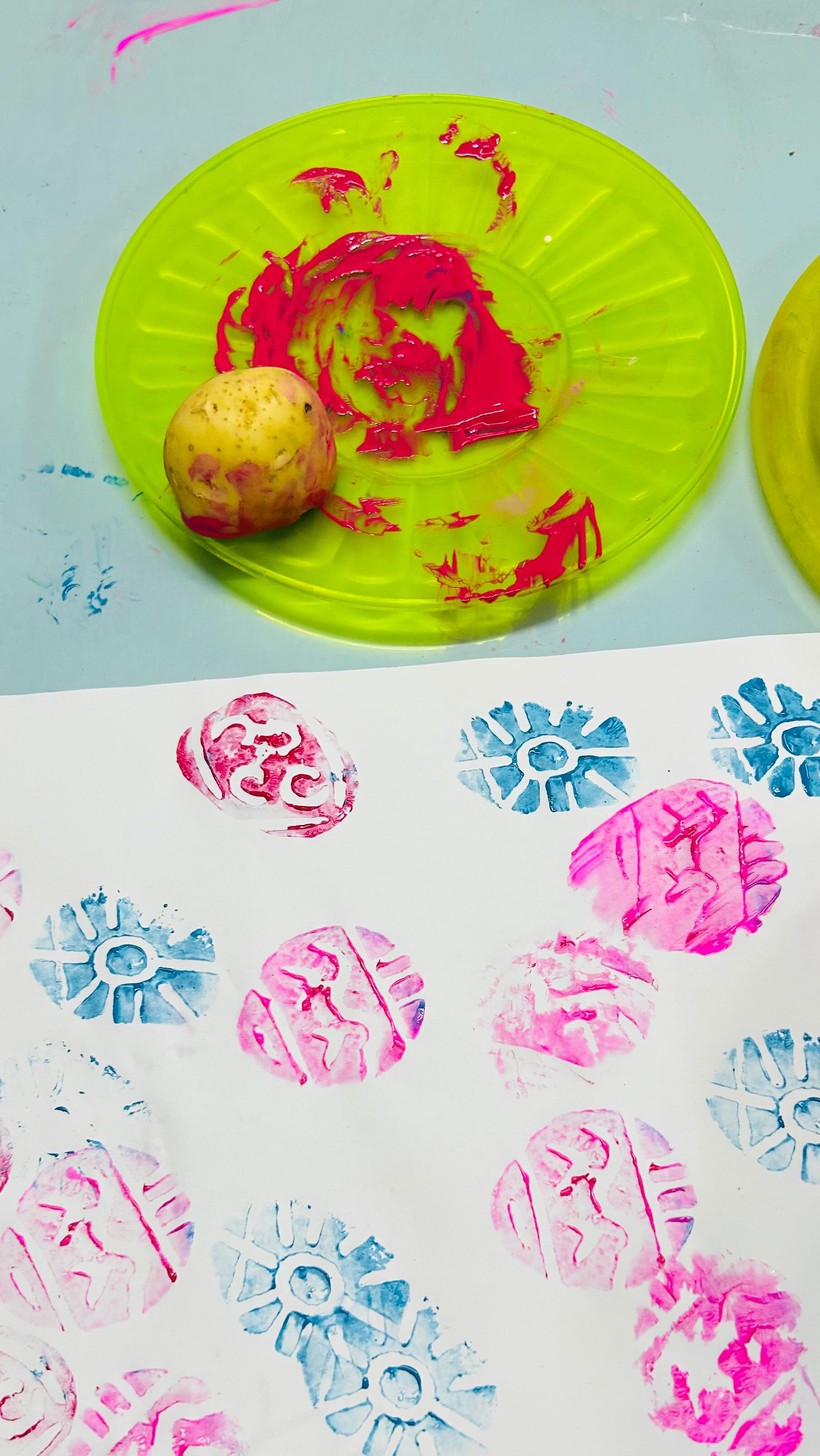 Our children have been enjoying a lovely few days of Easter ate abs crafts, filled with colour, creativity and hands on fun! 🐣These festive activities develop fine motor development, concentration , self expression and imagination, while allowing each child to create their own special Easter masterpieces 🎨#eastercrafts # montessoripreschool #playgroup #toddler #educator