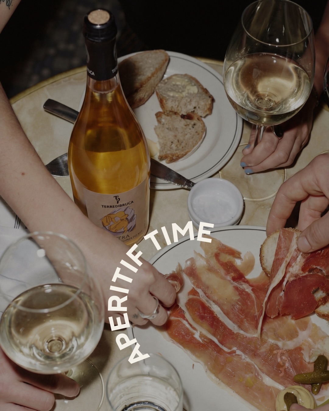 Un momento tra sorrisi, leggerezza e amore accompagnato dal nostro vino non è solamente un momento.
È il ricordo che vogliamo regalarti 🤍
📍Via Nino Tesoriere 7 | Castellammare del Golfo
📞327 9523280
#terra#territorio#vinosiciliano