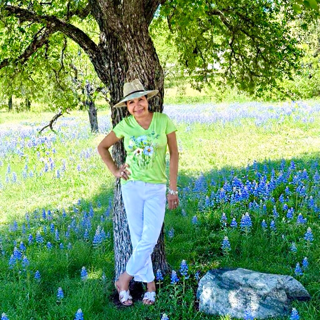 Bluebonnets, sunshine, and a little Hill Country peace. Stopping to enjoy the simple beauty of Texas in Springtime 💙
#passionistachic
•
•
#texaslife
•
#springday #texashillcountry #over50style