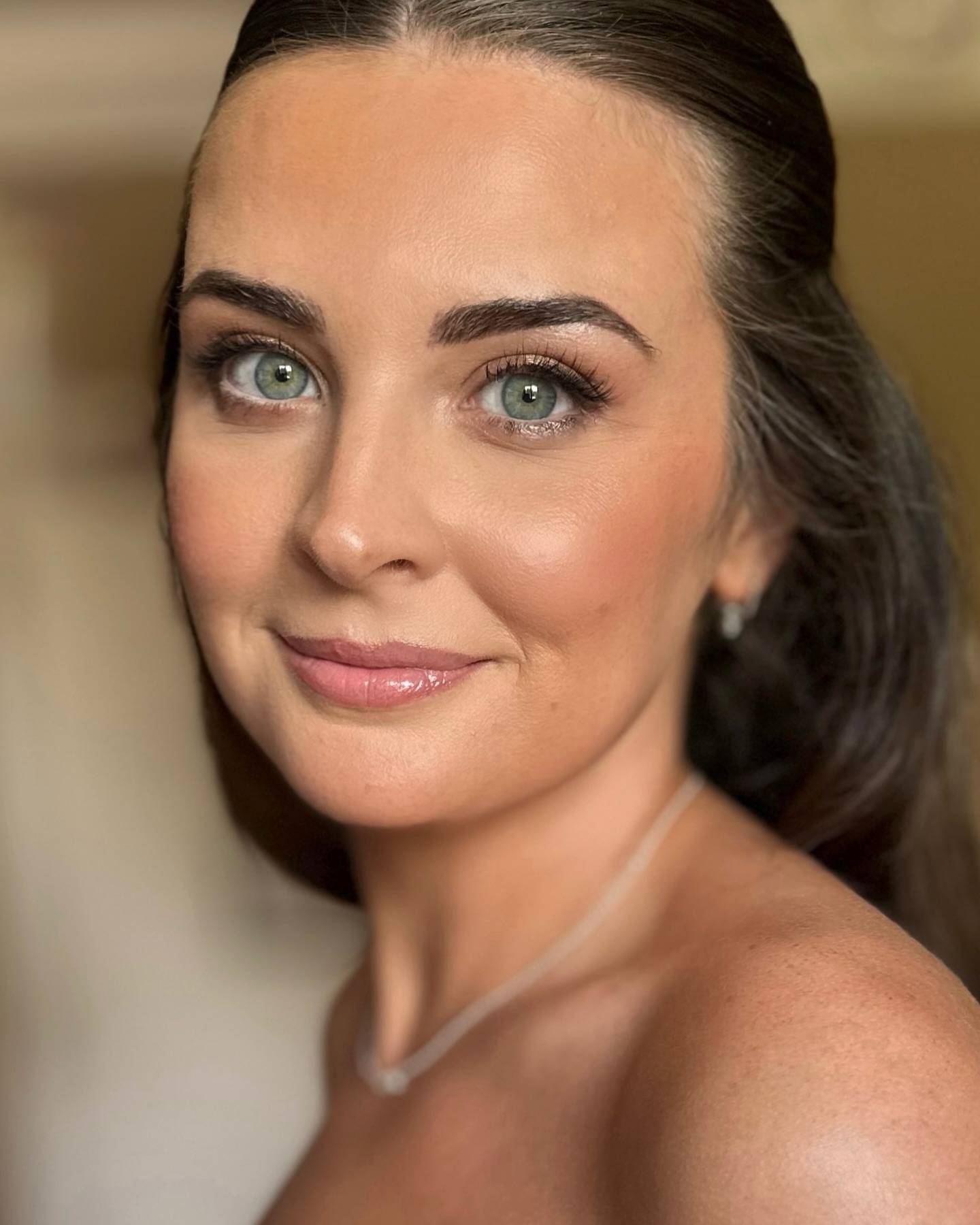🤍SAVE - for your natural bridal makeup inspiration
One of my most requested bridal looks from last year was stunning Grace's elegant makeup at @portlympneweddings 🤍🤍
We created an enhanced version of herself with sun-kissed, dewy skin and soft, rosy lip… and a delicate application of eye makeup with a few carefully placed cluster lashes to highlight her beautiful green eyes without looking too much 🤍
Makeup @helenleemua
Hair @beautybyhannahhairandmakeup