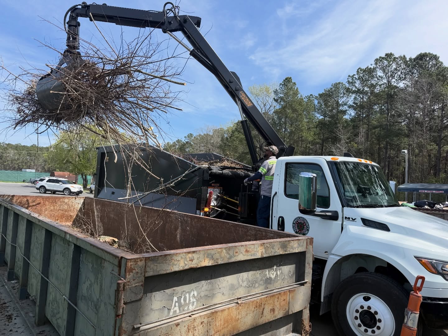 Horry County SWA out working their TL-3 at the county convenience site. A joint build with Nick Timper at @lilleyintinc and @petersenindustriesinc to provide them the right spec for demanding job. No other loader can handle the demands of one of the fastest growing counties in the Carolinas. Need a demo? Call! Need a truck? We have them in stock! #wearethecarolinas
.
.
.
.
.
.
.
🚛 @petersenindustriesinc TL-3 on @lilleyintinc MV607
📍 Horry County, SC
📸 Dave Hull
#refusetruck #streetsweeper #grappletruck