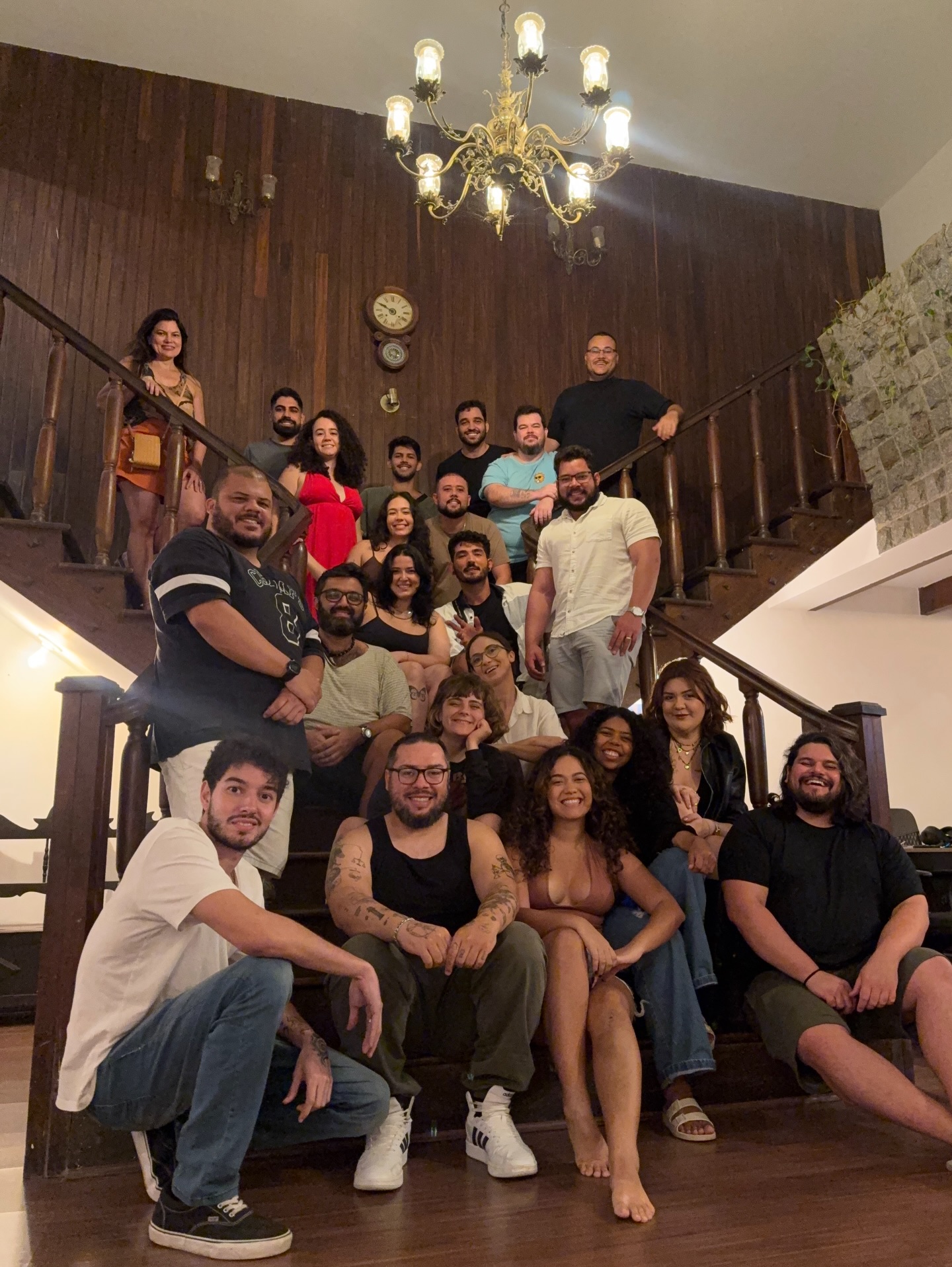 PT 🇧🇷 | EN 🇬🇧
A 1ª foto na escada de 2026 veio com um marco histórico: as duas casas reunidas! 📸
Ontem o Mangabeiras foi o anfitrião da vez. Desde que abrimos o Santa Tereza, nossos eventos acabaram migrando pra lá, mas ontem bateu aquela saudade e botamos a antiga churrasqueira pra funcionar. Essa foto na escada já é uma tradição nossa, mas agora ganhou um peso muito maior com quase todo mundo junto nos degraus onde tudo começou.
Queremos agradecer a cada um que faz parte dessa história. Até a próxima foto da escada! 💛
ENGLISH VERSION
The first stairs photo of 2026 brings a historic milestone: both houses together! 📸
Yesterday, Mangabeiras hosted. Since we opened Santa Tereza, our events mostly moved there, but yesterday we felt nostalgic and fired up the old grill. This photo on the stairs is already a tradition for us, but it means a lot more now with almost everyone together on the steps where it all began.
Thanks to everyone who is part of this story. Until the next stairs photo! 💛
📷 @ariel_brandao
#colivingbrasil #coliving #colivinglife #colivingspace #colivingcommunity