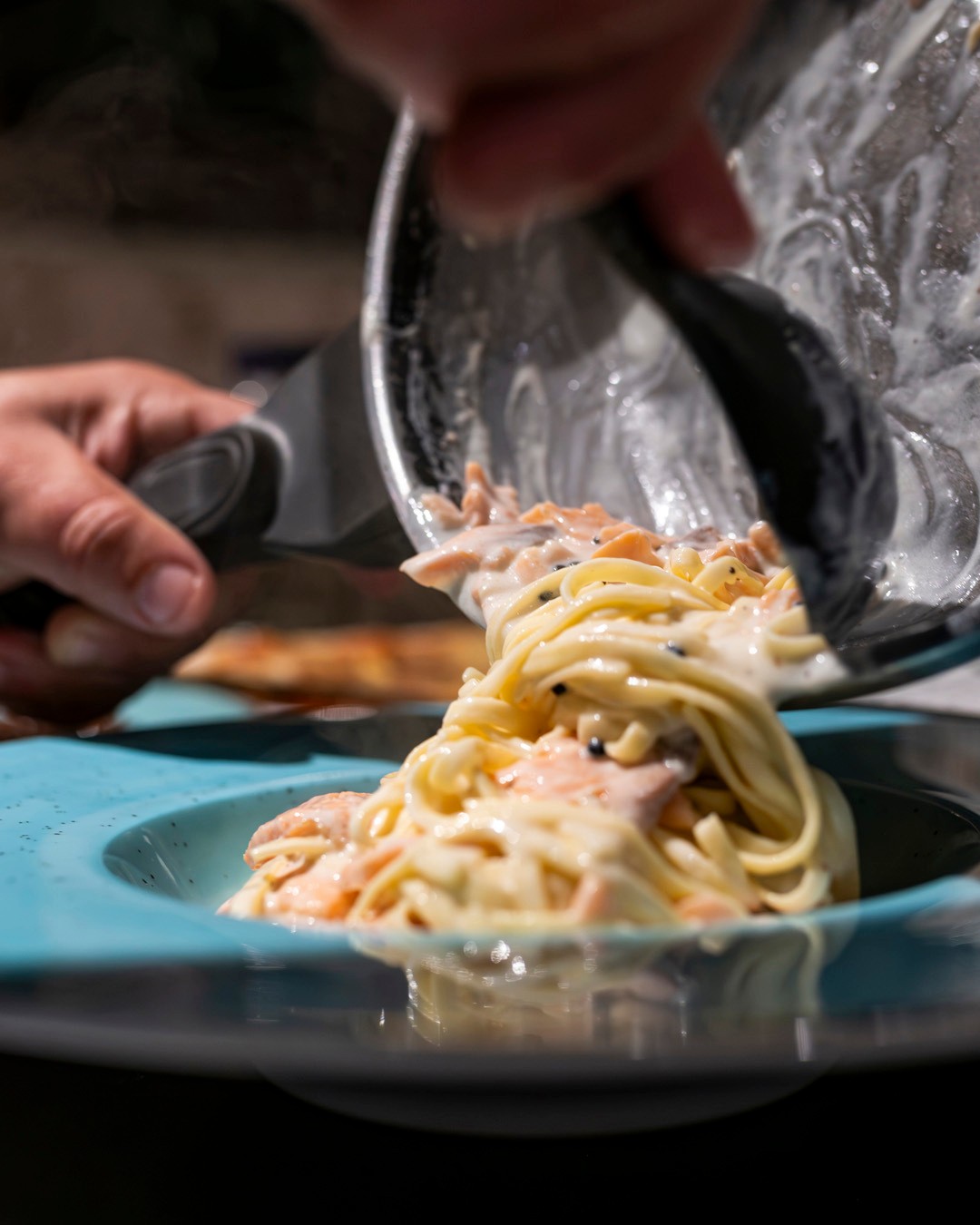 Em preparação... Fettuccine ai salmone (natas, salmão fumado e caviar)
🍕 As melhores pizzas de Leça da Palmeira, o mesmo sabor a mesma tradição agora com o nome Milgusto.
Estamos à sua espera !
🛵 Take Away e Delivery 229961403
ou aceda ao nosso site e faça a sua encomenda em:
www.milgusto.com/
#Milgusto #LeçaDaPalmeira #Pizzalovers #pizza #pizzaria #pizzeria #Restaurante #Pizzaiolo #Delivery #Takeaway #ComerEmLeça #Porto #focaccia #saladas #massas