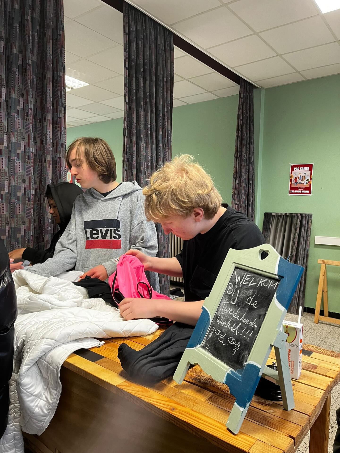 Tijdens de projectweek mini-onderneming organiseerden de leerlingen van de tweede graad OV4, samen met de OKAN-werking van HTISA, een tweedehands kledingmarkt in Marialand.
Alle leerlingen kregen de kans om gratis te komen shoppen en zo hun garderobe een duurzame upgrade te geven ♻️💚