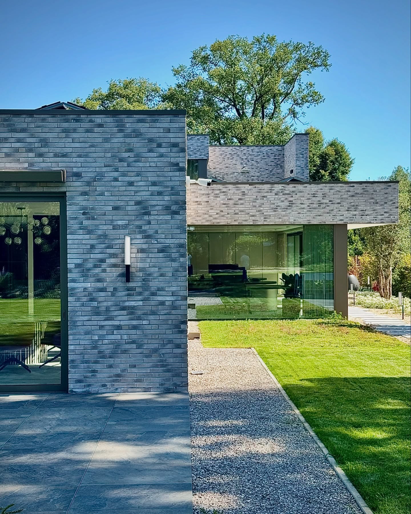 Excited to reveal the stunning new office space we designed for our client Giuliano. Every detail meticulously crafted, every material carefully selected. A space that exudes elegance and sophistication. #architecture #design #newoffice 🐝