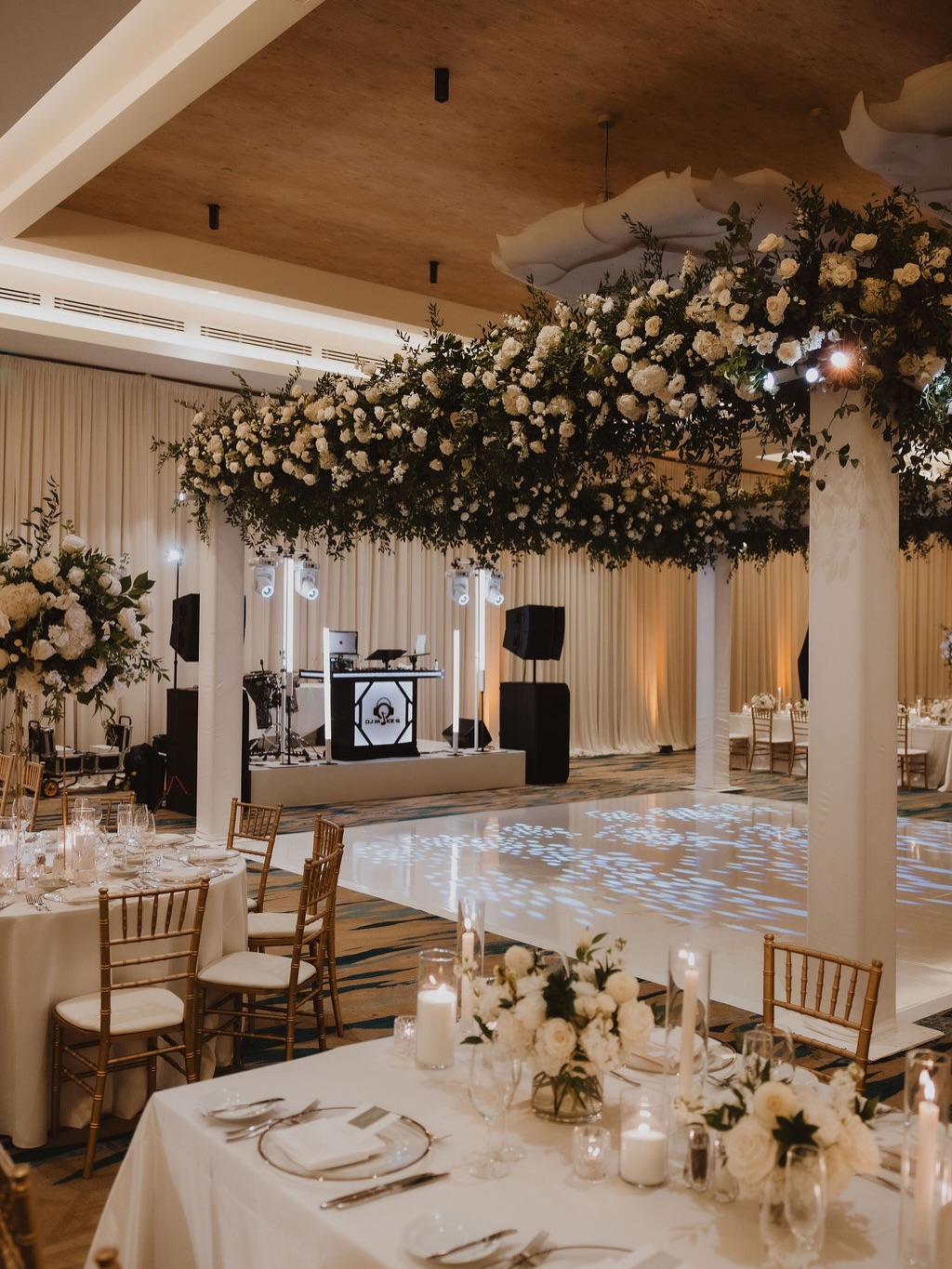 Dancing under the Southern Smilax.
A custom structure over the dance floor — always a yes. A beautiful way to bring texture & elevate your wedding reception design, creating a true wow factor for guests.
.
.
@paseahotel @wyldhoneyphotography @1111eventproductions @californiaweddingday @surfcityusa