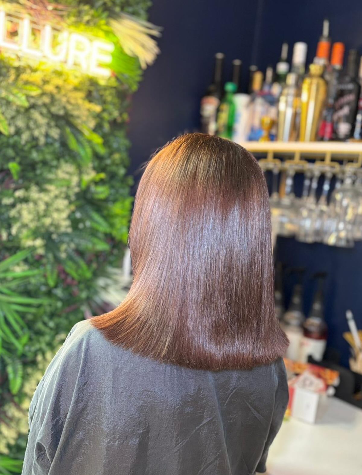 From an uneven, overly dark colour to a soft, glossy brunette 🤎
Apprentice Chloe worked on refining the existing colour—gently lifting through areas of build-up before applying a full head colour to even everything out and create a smooth, cohesive finish ✨
The result is a rich, warm chestnut brown with beautiful shine and a much more balanced tone throughout 💫
A great example of improving tone, depth and overall finish while working with the hair 🤍
@lorealpro @lorealpro_education_uki