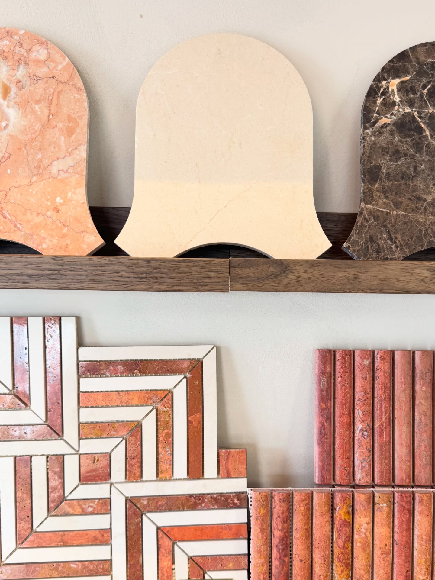 Op pad voor inspiratie ✨
Afgelopen dagen stonden in het teken van kleur en materiaal.
Bij LAB in de LAB Workshop dook ik dieper in de wereld van kleuren en kleuradvies.
Kleur doet zoveel meer dan een ruimte mooi maken. Het brengt rust, geeft energie en bepaalt hoe een plek voelt.
Juist daarom is het zo belangrijk dat kleuren niet alleen kloppen op papier, maar ook in het geheel en in het gevoel van een ruimte.
Daarna liet ik me inspireren door de mooiste tegels en materialen bij Tile Embassy en The Farm.
Rauwe materialen zoals cement, gecombineerd met gladde en glanzende materialen, zorgen samen met natuursteen voor een spannend en gebalanceerd geheel.
Die spanning tussen zacht en robuust, tussen mat en glans, zorgt voor balans en karakter.
Materialen met diepte. Texturen die je kunt voelen en aanraken.
Zoveel moois gezien waar ik heel blij van word.
En ik kan niet wachten om dit te vertalen naar mooie nieuwe projecten voor jullie 🤎