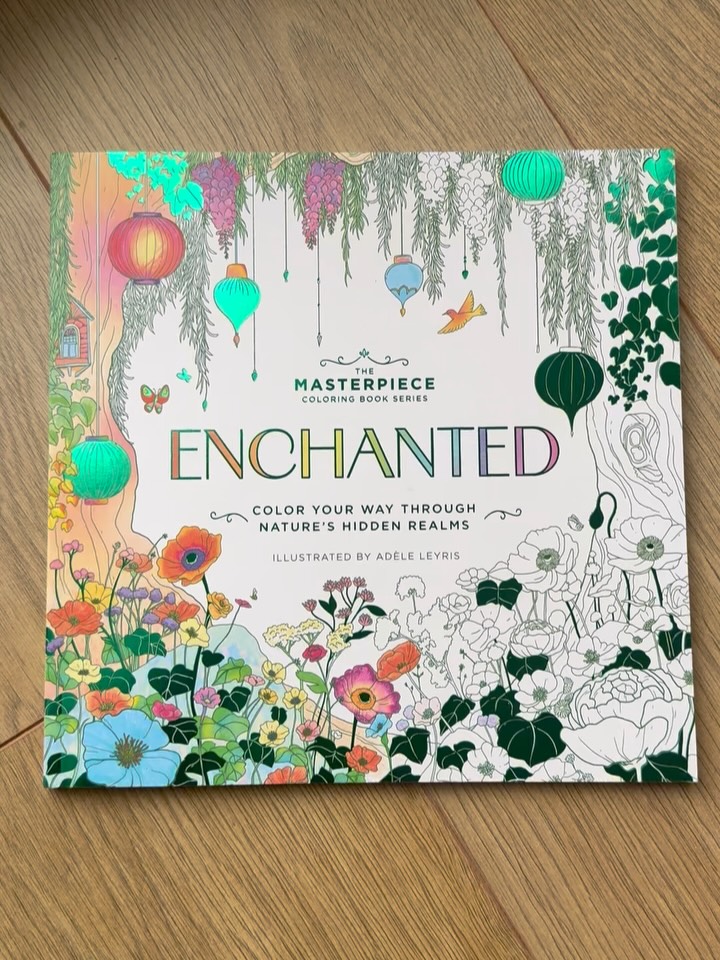 The first in a series of colouring books I illustrated for HarperCollins.
A world of whimsy, rich secret gardens, and delicate foil details.
Step in, slow down, and lose yourself in a profusion of flowers.
Designer: Emily Sullivan
Publisher: @harpercollins @cidermillpress
Agent: @ilariavigilante91
Agency: @brightagencyillustration @brightagencypublishing @the_bright_agency
#coloringbookforadults #colouringbookforadults #livredecoloriagepouradulte #livredecoloriage #illustratedcolouringbook