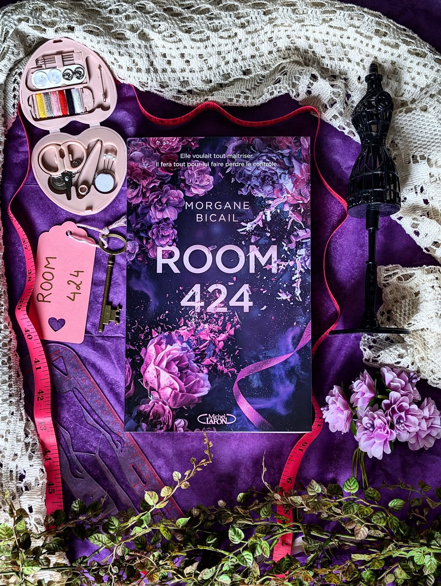 ✨ Room 424 - Morgane Bicail ✨
Avant toute chose, je souhaite souligner le travail qui à été réalisé autour de la box de ce roman... c'est juste incroyable avec tous ces détails qui nous plongent directement dans l'univers.
Ceci étant dit, nous voilà dans la vie de Gemma, une jeune femme américaine passionnée par la mode qui intègre une prestigieuse école à Paris. Mais les choses commencent mal car elle est en retard à son premier jour et son professeur, Gabriel, un italien assez déroutant, va vite lui faire comprendre qu'elle ferait mieux de foutre le camp car elle n'a pas sa place ici.
On ressent tout de suite une tension dans ce livre, avec une trope amour interdit prof/élève. Les personnages évoluent au fur et à mesure de l'histoire et j'ai beaucoup aimé découvrir leur relation.
Le gros plus de ce roman, c'est son univers sur la mode qui vous embarque directement dans ce milieu fourbe et exigeant. Le ressenti à la lecture est très captivant, j'ai été embarqué !
La room 424 comme le titre du roman l'indique a une vraie place dans l'histoire. Je dirai même qu'elle est le troisième protagoniste car c'est ici que tout se passe... Et il va s'en passer des choses ! ( A vous de le découvrir sans que je vous spoil 👀).
C'est la première fois que je lisais cette trope et j'ai aimé ce côté jeux de pouvoir, mais aussi les deux personnalités différentes des personnages qui forment un beau duo.
On retrouve un petit côté "Diable s'habille en Prada" et pour ma part, ça m'a fait lire ce roman en quelques jours !
Pour résumer, je dirai que c'est une romance qui vous entraîne facilement et où vous allez pouvoir découvrir l'univers de la mode.
Pour vous aussi découvrir cette jolie romance, filez chez @michellafon_jeunesse !
#Bookstagram #ChroniqueLittéraire #Room424 #Romance #LectureDuMoment