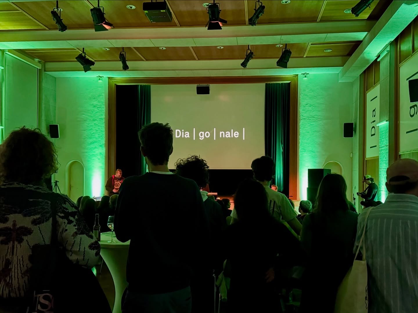 Auch dieses Jahr durften wir die Diagonale in Graz technisch begleiten 🎬
Immer wieder spannend, wie vielfältig das Programm ist und wie viele unterschiedliche Themen und Menschen hier zusammenkommen.
Danke für das Vertrauen und die gute Zusammenarbeit, wir sind gern wieder dabei.
#KleeM #Diagonale #Graz #veranstaltungstechnik #Filmfestival