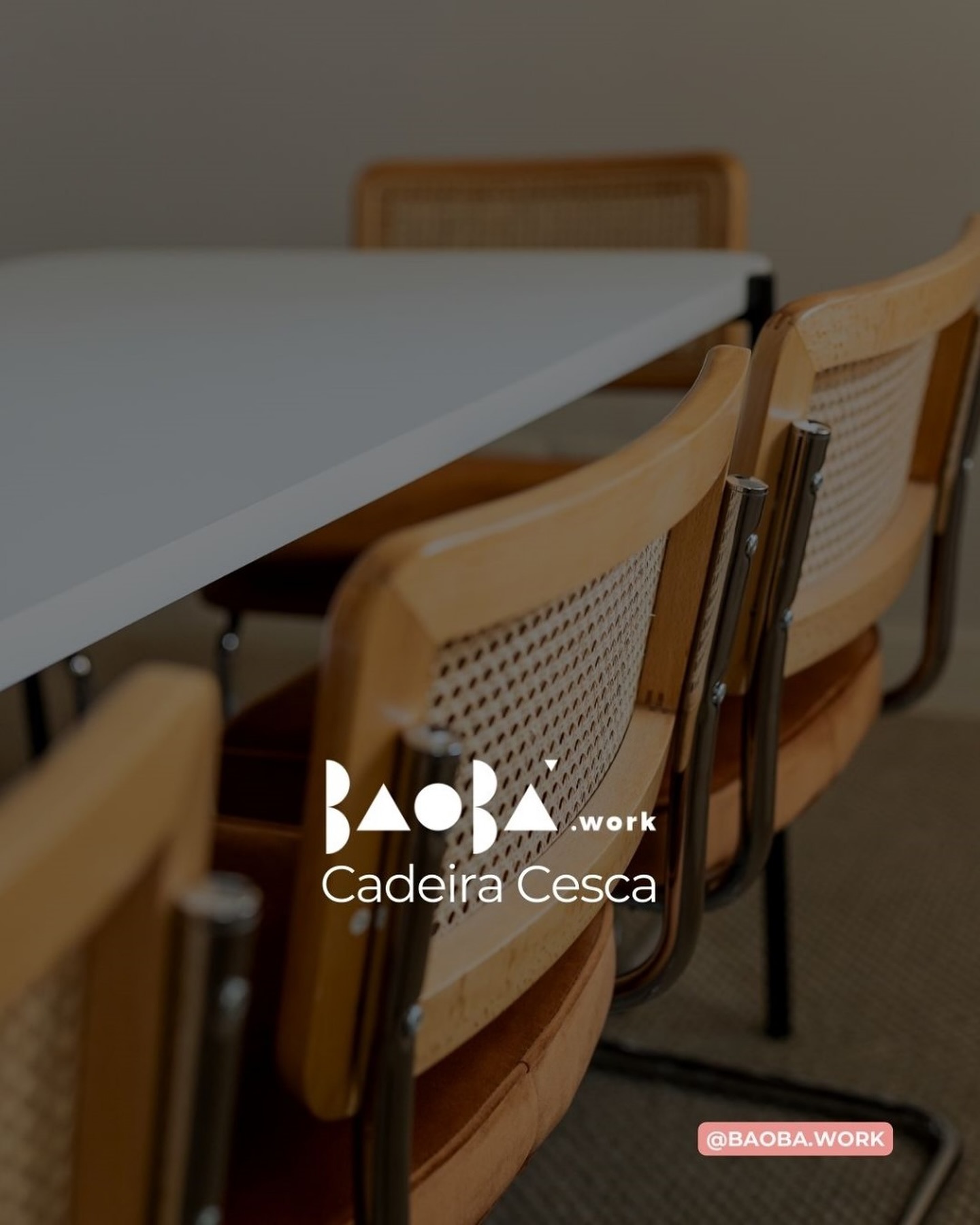 A Cadeira Cesca é um dos ícones do modernismo, projeto de Marcel Breuer, feito entre os anos de 1925 a 1928 enquanto ainda era aluno da Bauhaus.
O tubo inox curvado foi uma incorporação industrial ao design de mobiliário que se desenvolveu nesta escola na época. O objetivo era a simplificação do design e industrialização dos objetos permitindo deste modo a produção em grande escala.
O nome é um derivativo em homenagem à sua filha Francesca!
Aqui no Baobá temos a nossa versão com encosto em madeira, palhinha e assento
em veludo mostarda.
#baoba #saopaulo #cultura #arte #dayuse #sumare