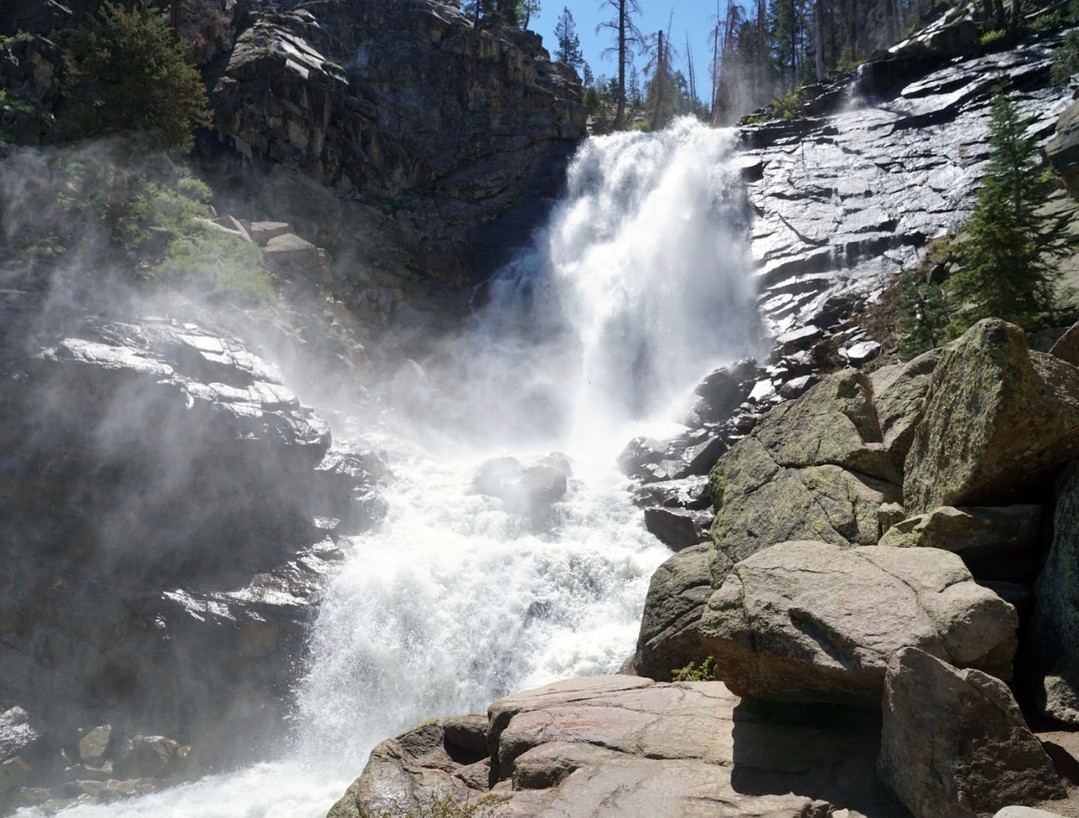 Rancheria Falls in the spring? Absolute magic. 💦✨Now is the time to catch it flowing at its best.
www.thecabinhost.com
#RancheriaFalls #ShaverLake #TheCabinHost #SpringInShaver #HikeMore